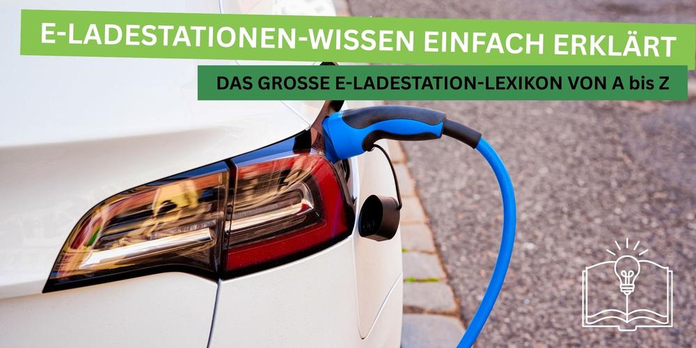 Ein Elektroauto wird an einer Wallbox mit Typ-2-Stecker geladen; darüber stehen die Texte „E-Ladestationen-Wissen einfach erklärt“ und „Das große E-Ladestation-Lexikon von A bis Z“.
