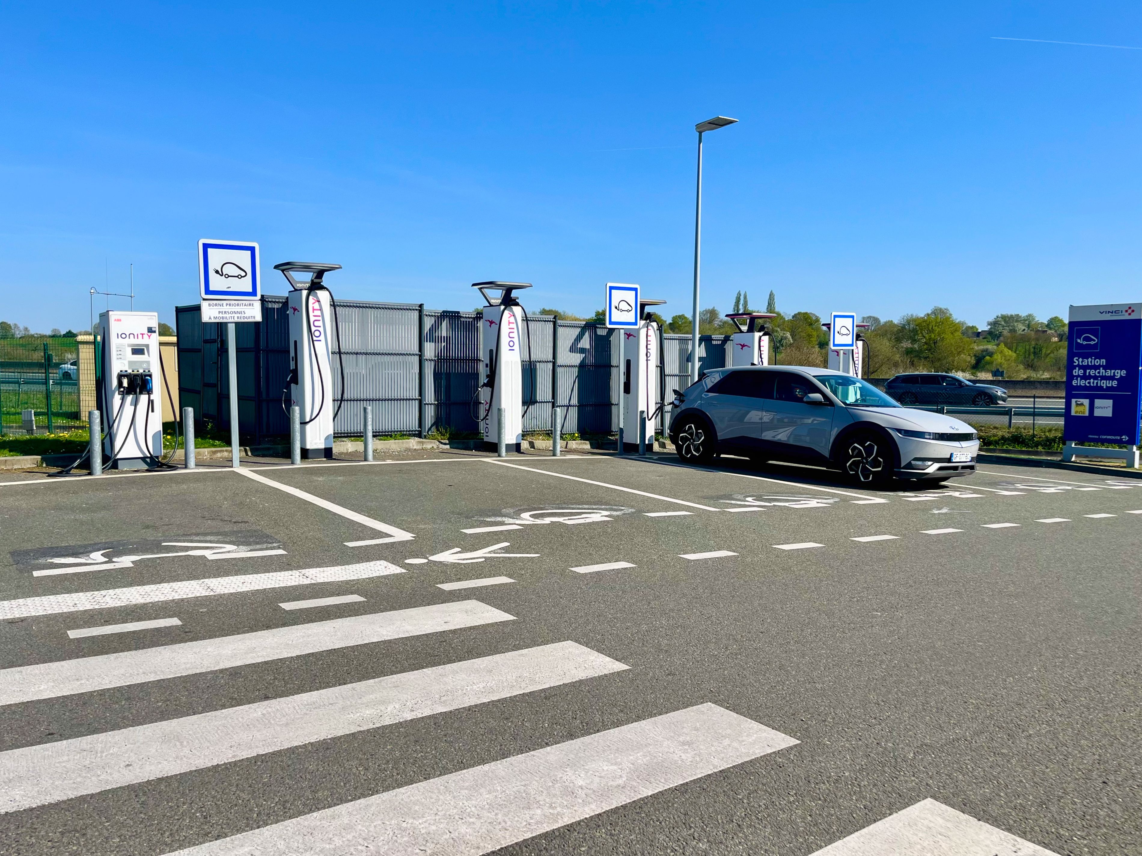 autoute française munie de bornes de recharge électrique