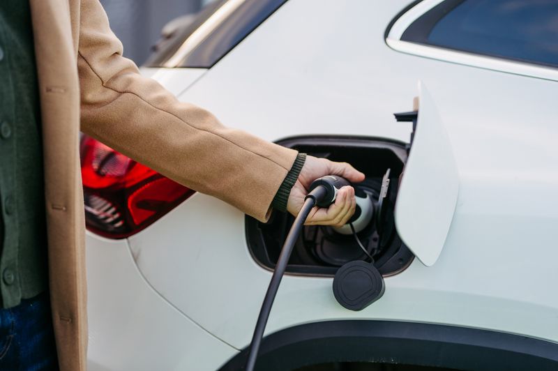 gros plan d'une voiture électrique en chargement