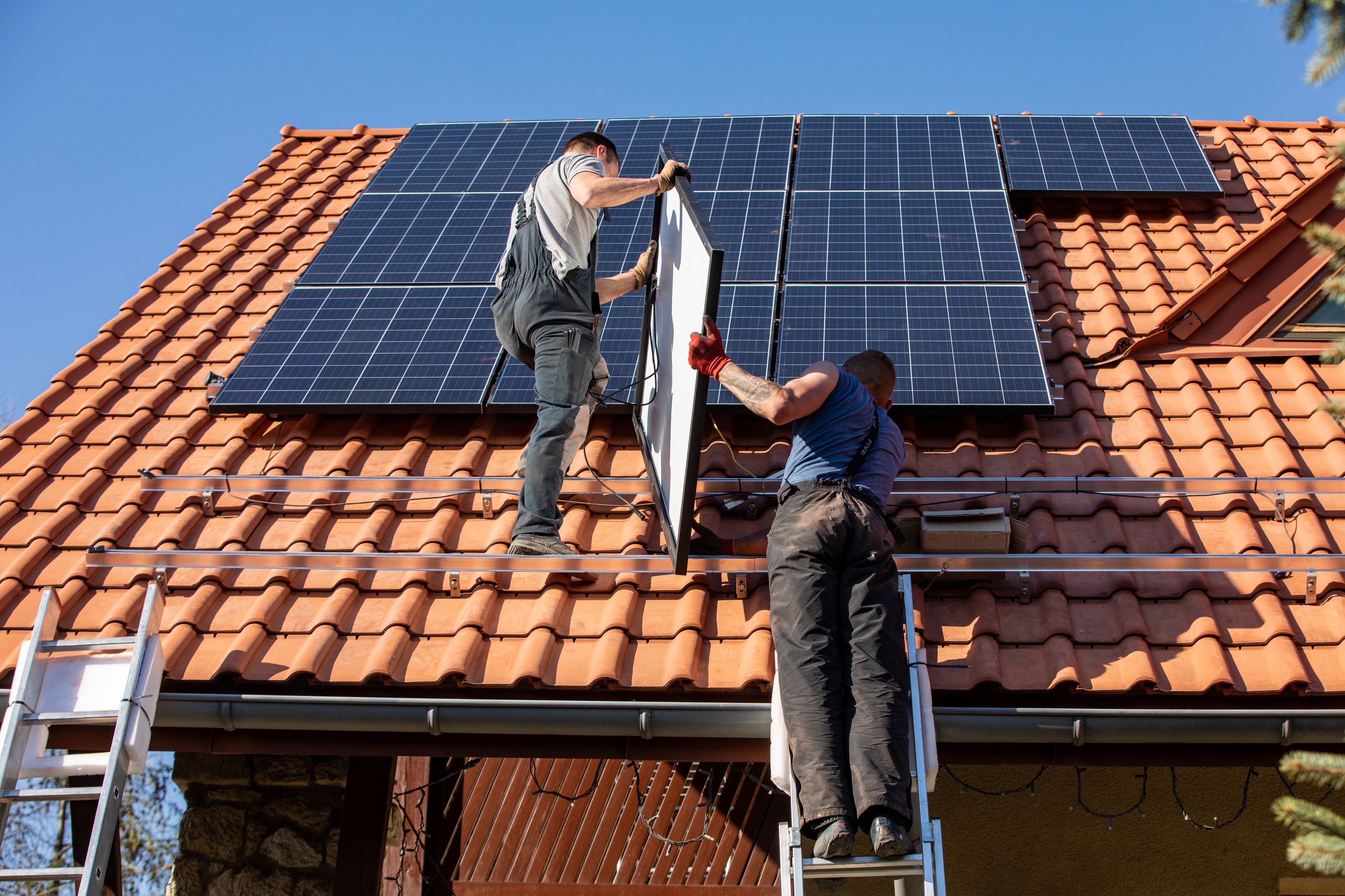 Installation professionnelle de panneaux solaires par deux techniciens qualifiés