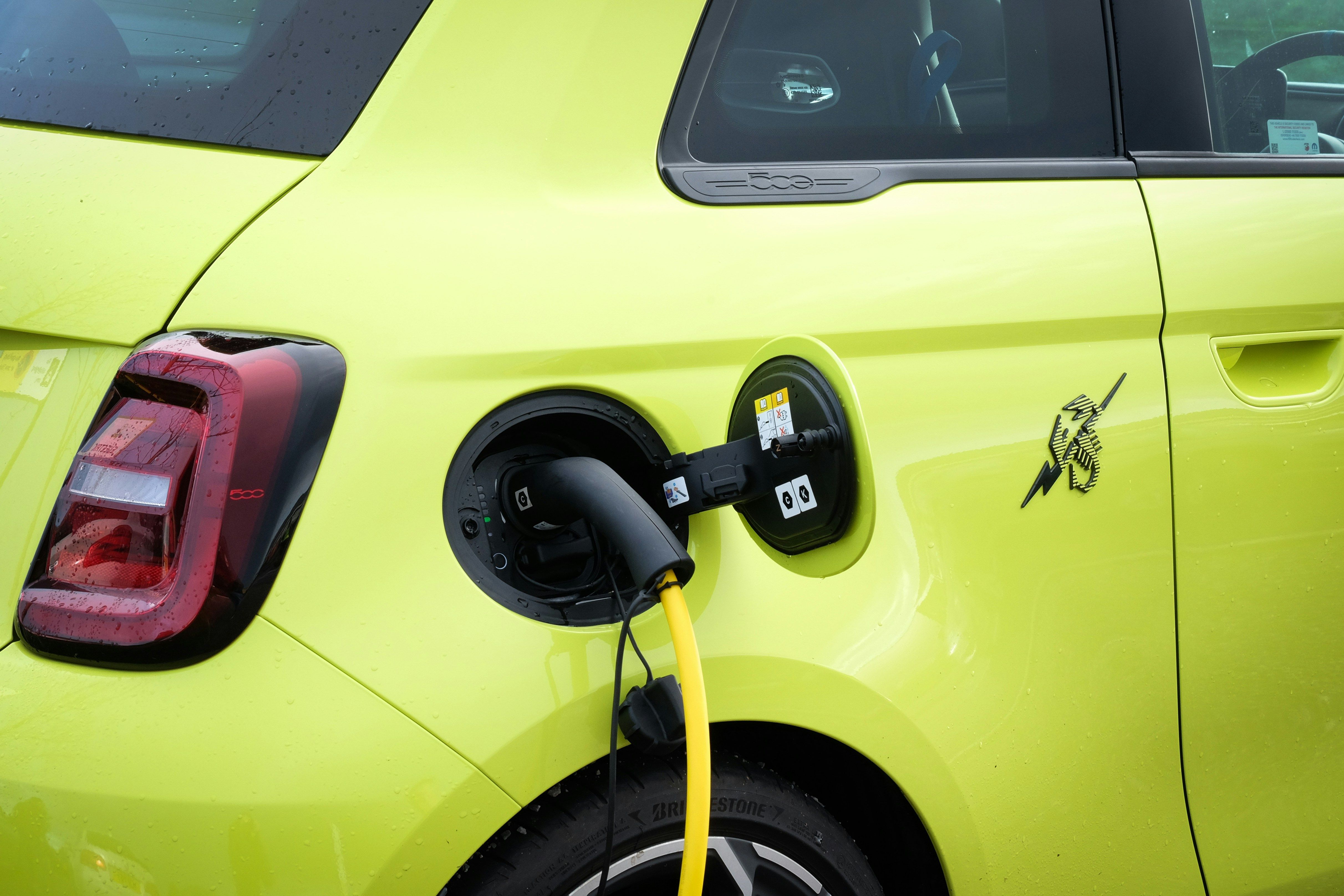 Voiture électrique en charge sur une borne