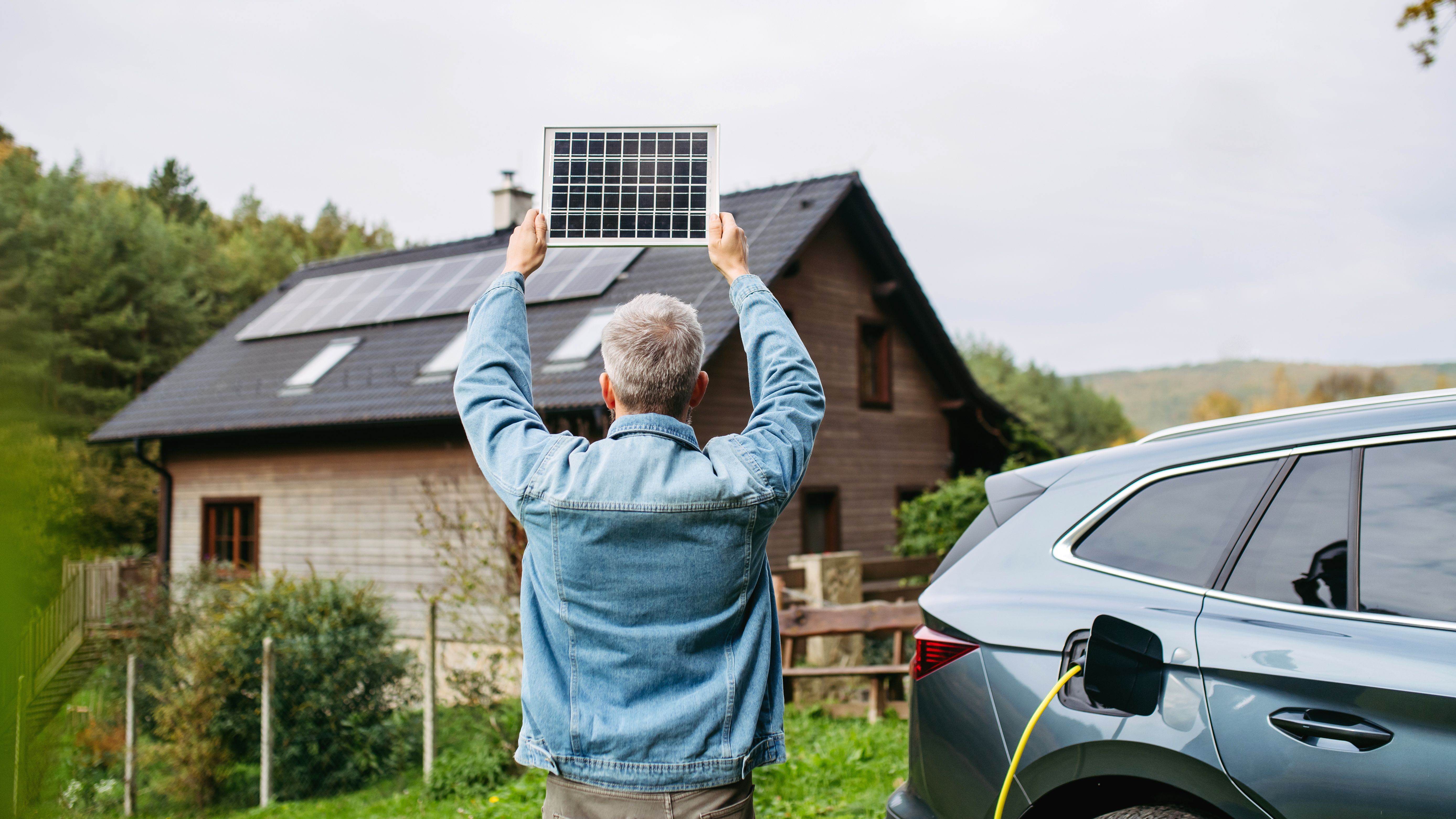 Homme avec une batterie solaire portable