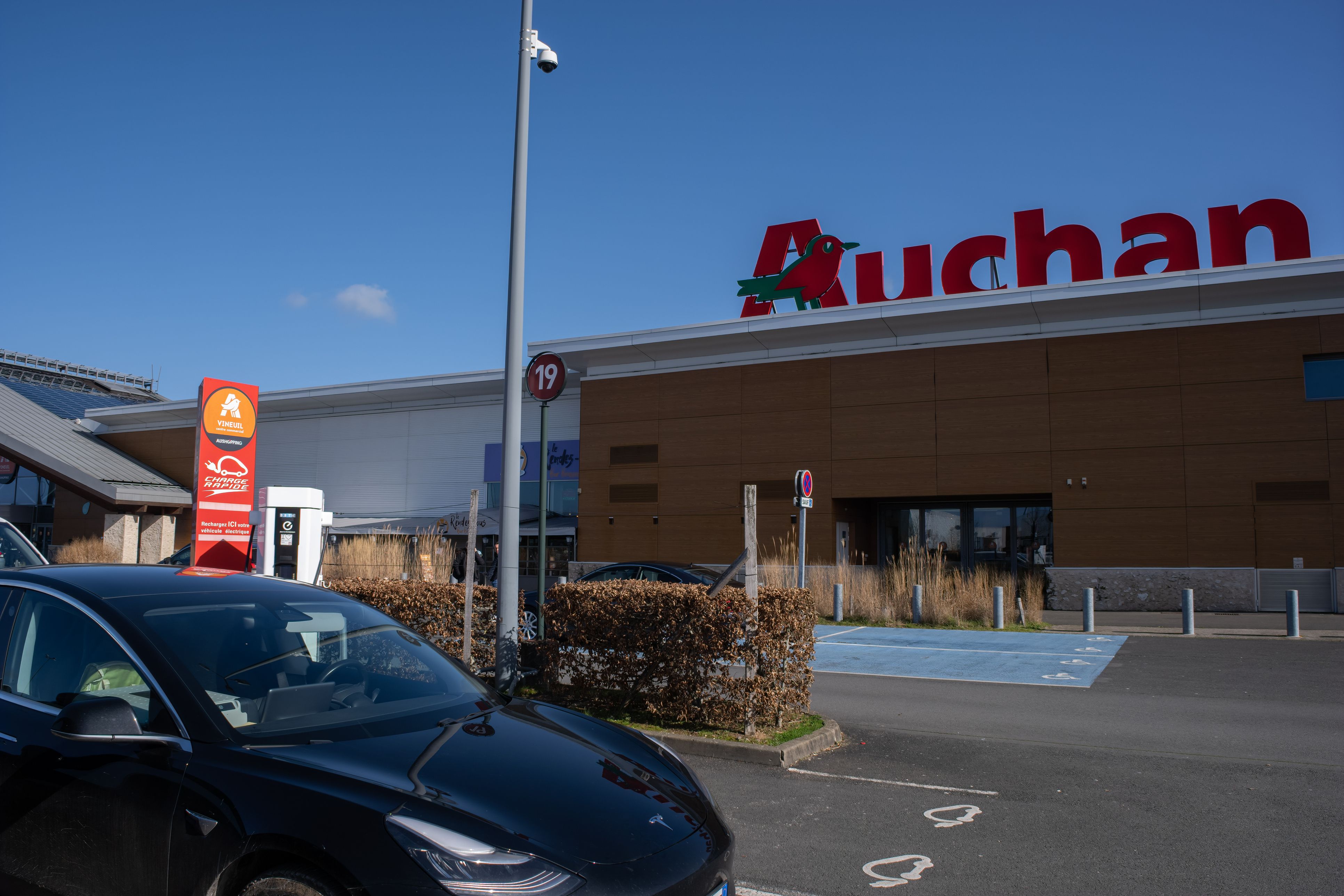 un parking public avec des bornes de recharge