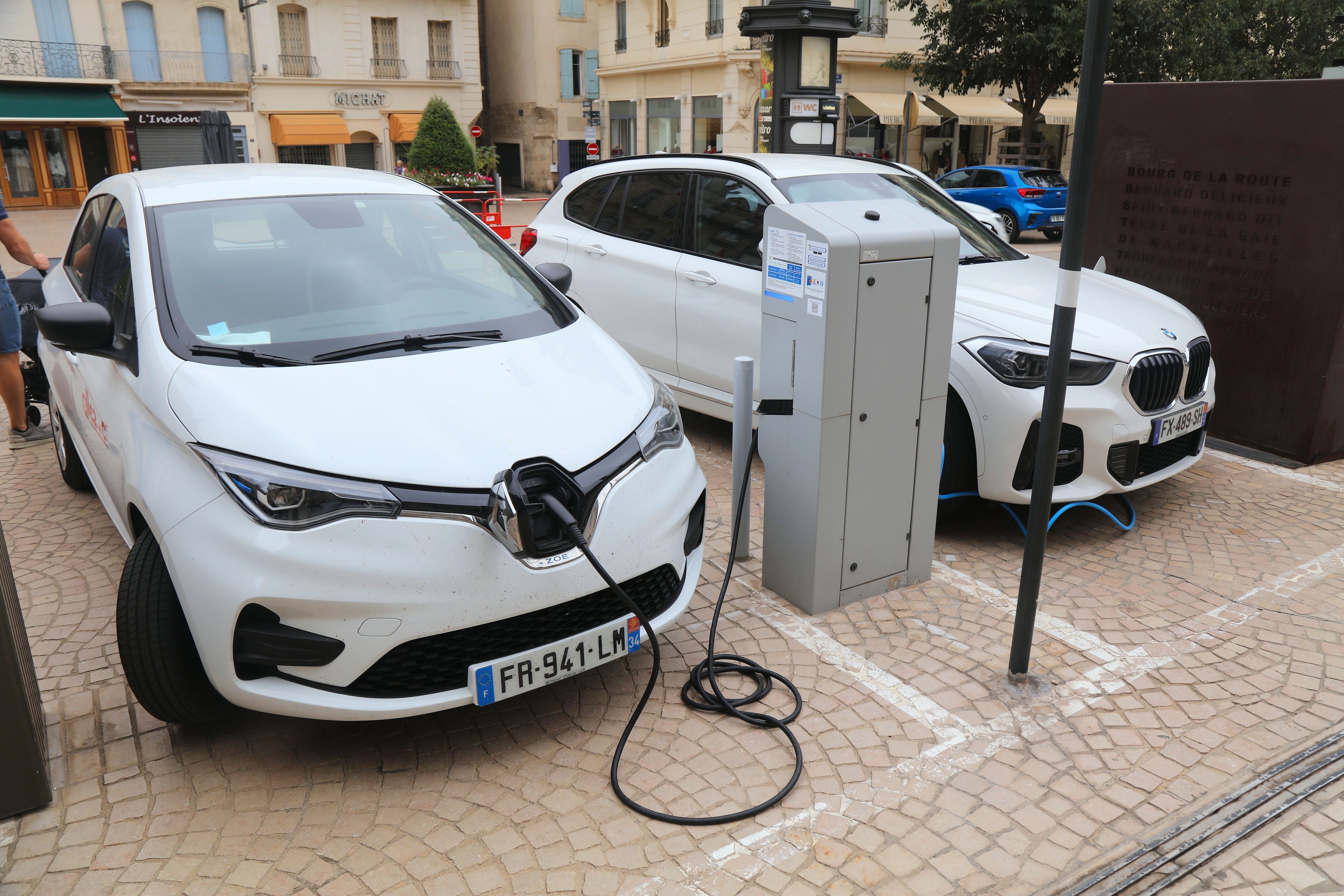 Une Renault Zoé en charge dans la rue