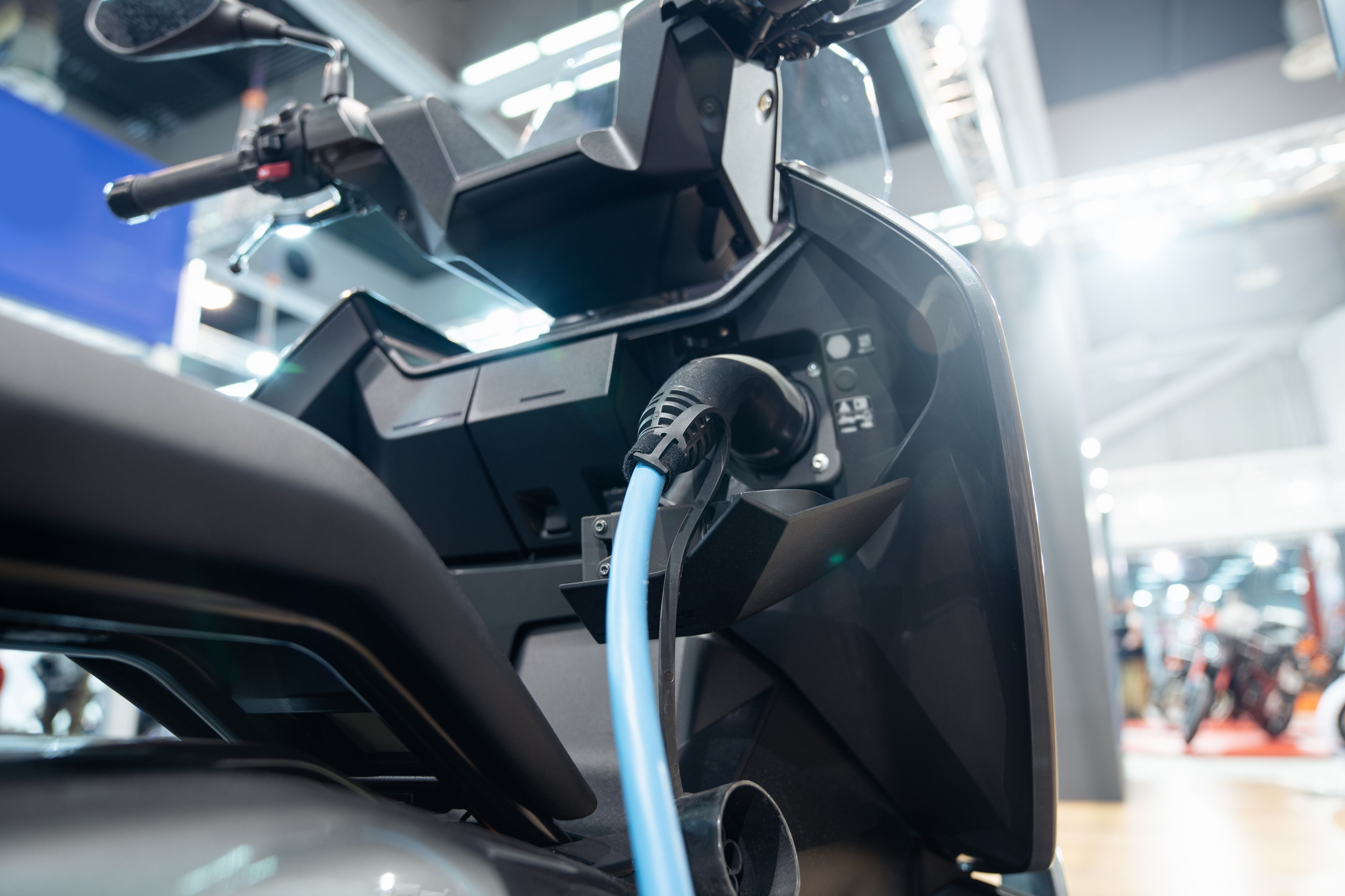 Station de recharge urbaine multimodale avec bornes pour voitures et deux-roues