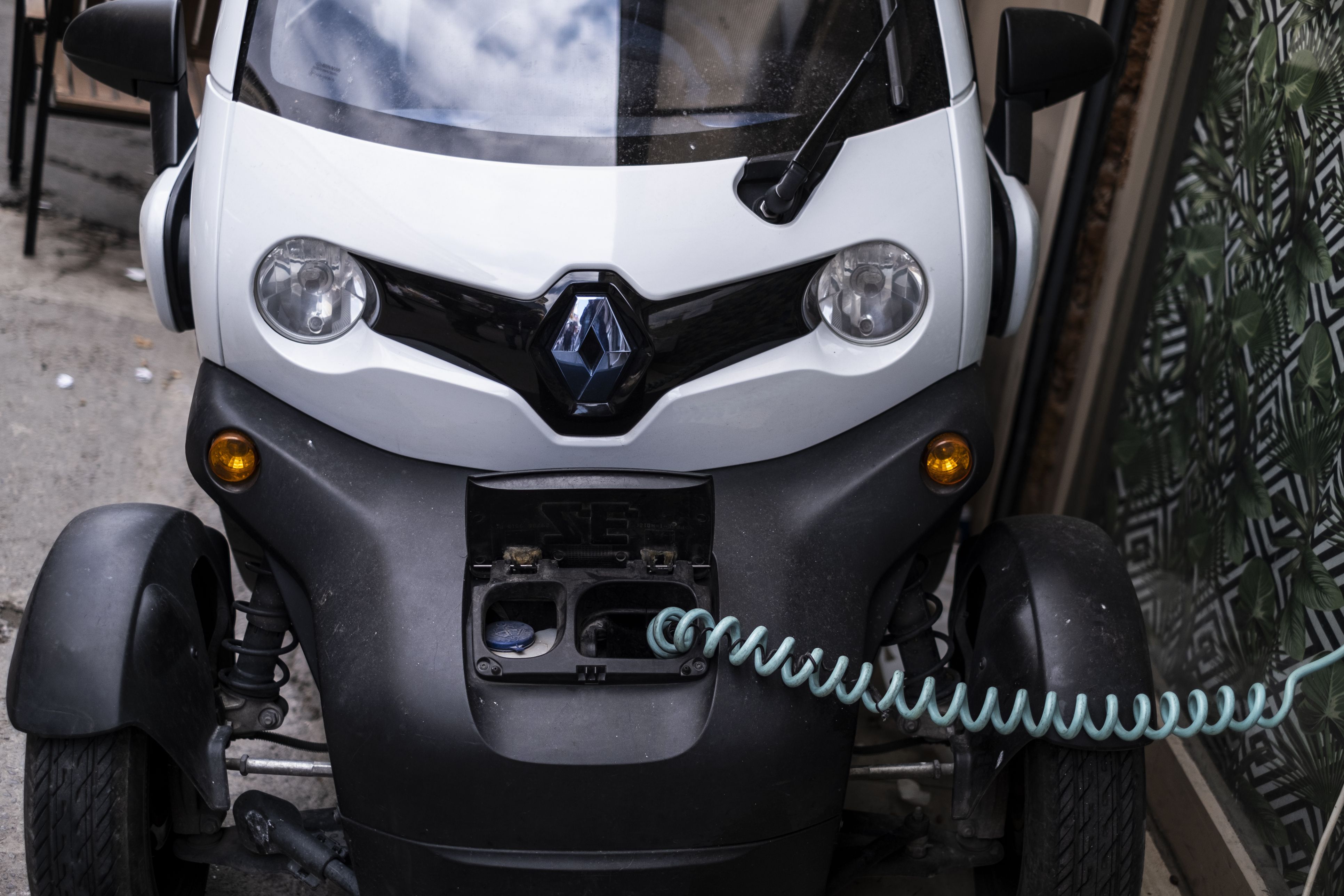 Scooter électrique en recharge