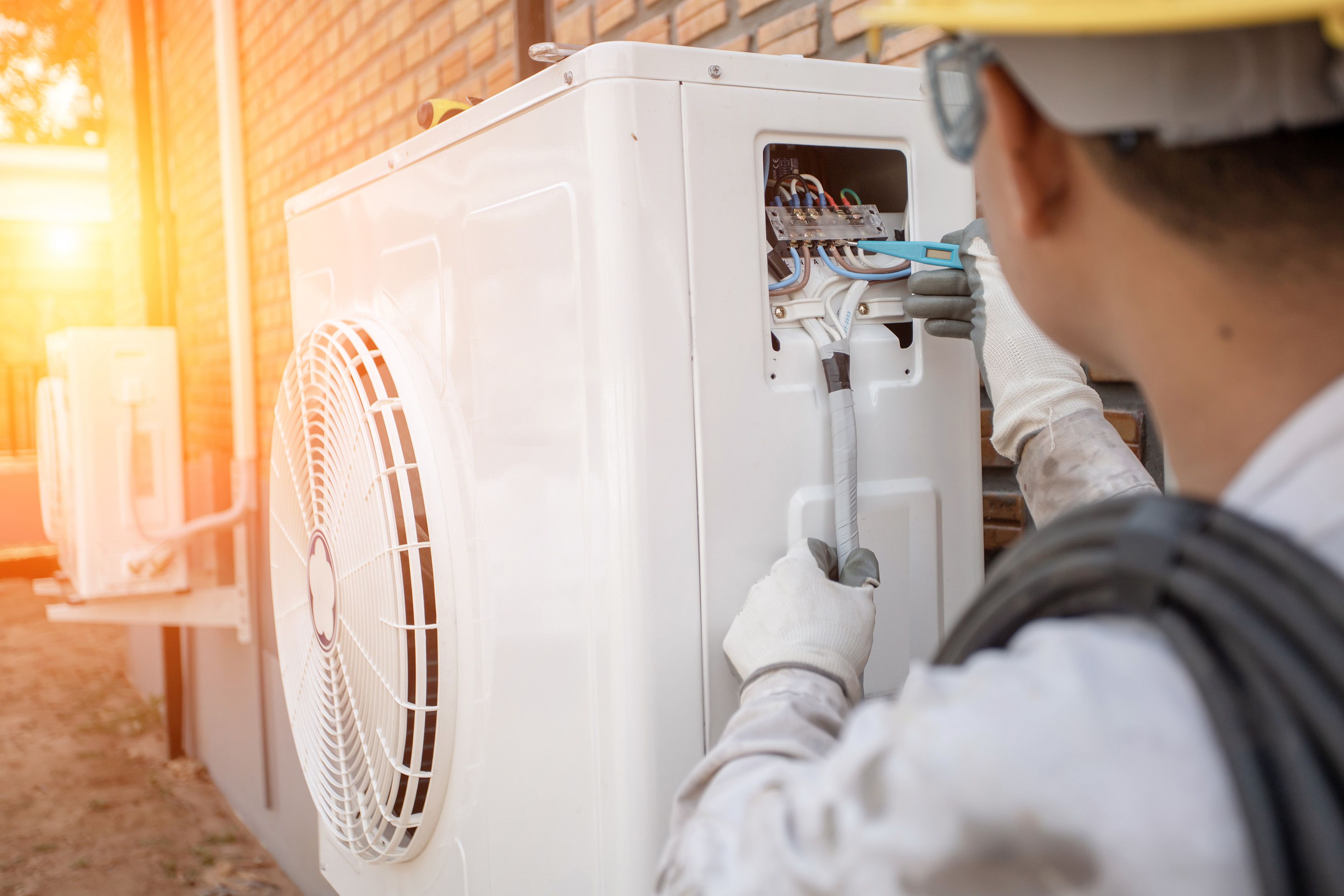 Tecnico installa una pompa di calore