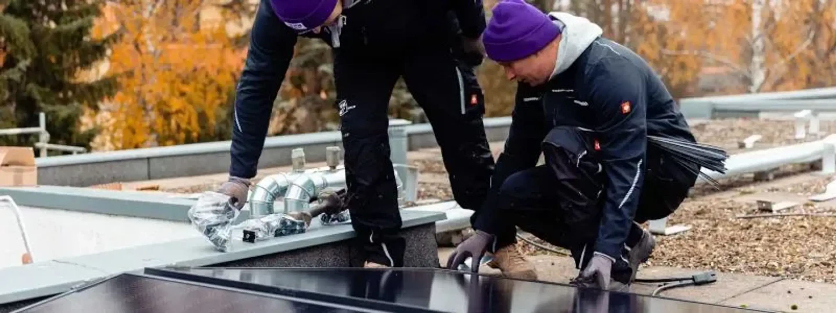 To personer foran et hus med solceller fra 1komma5.