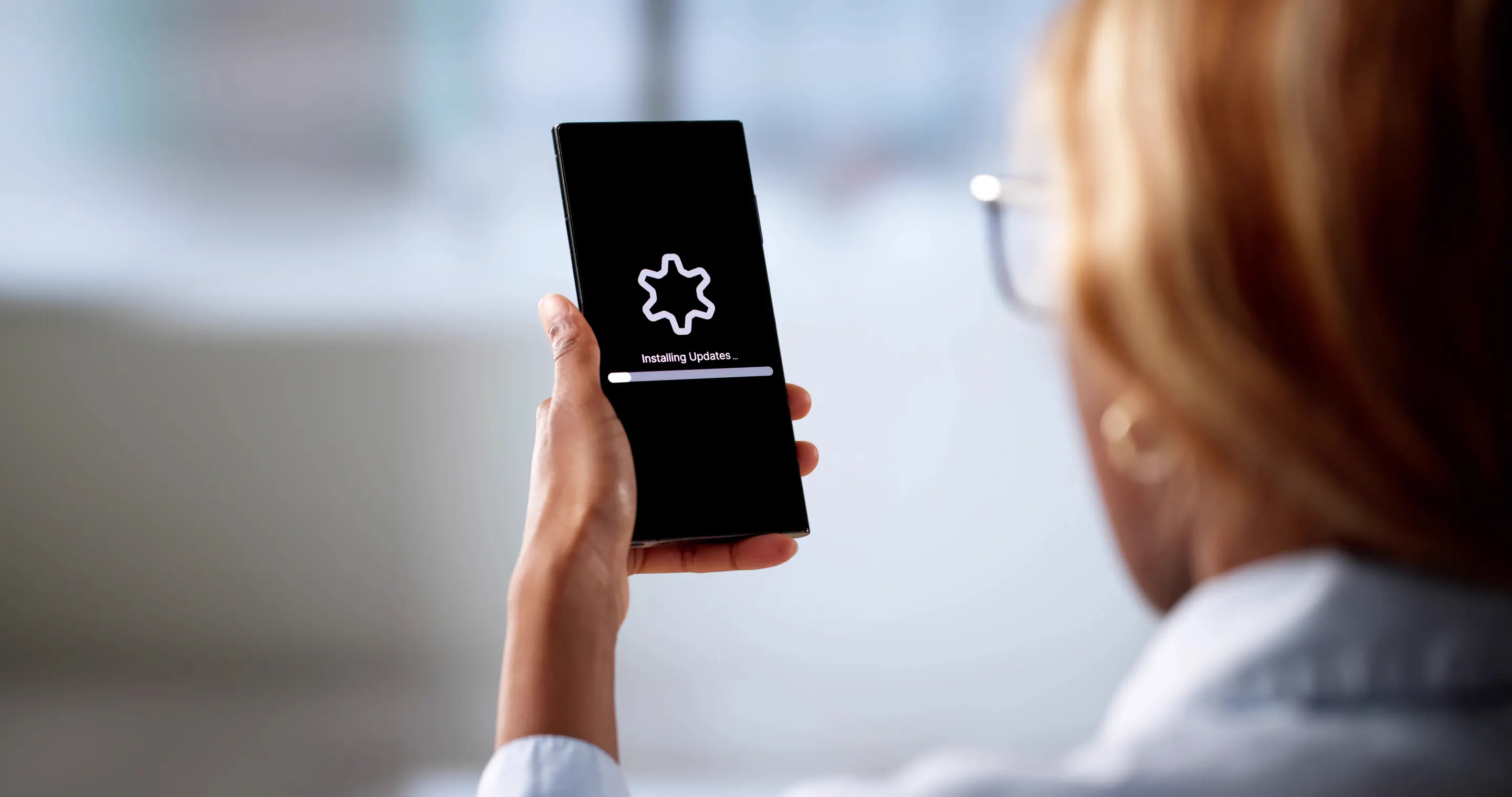 Bilde av en mobiltelefon som oppgraderer til nyeste programvare