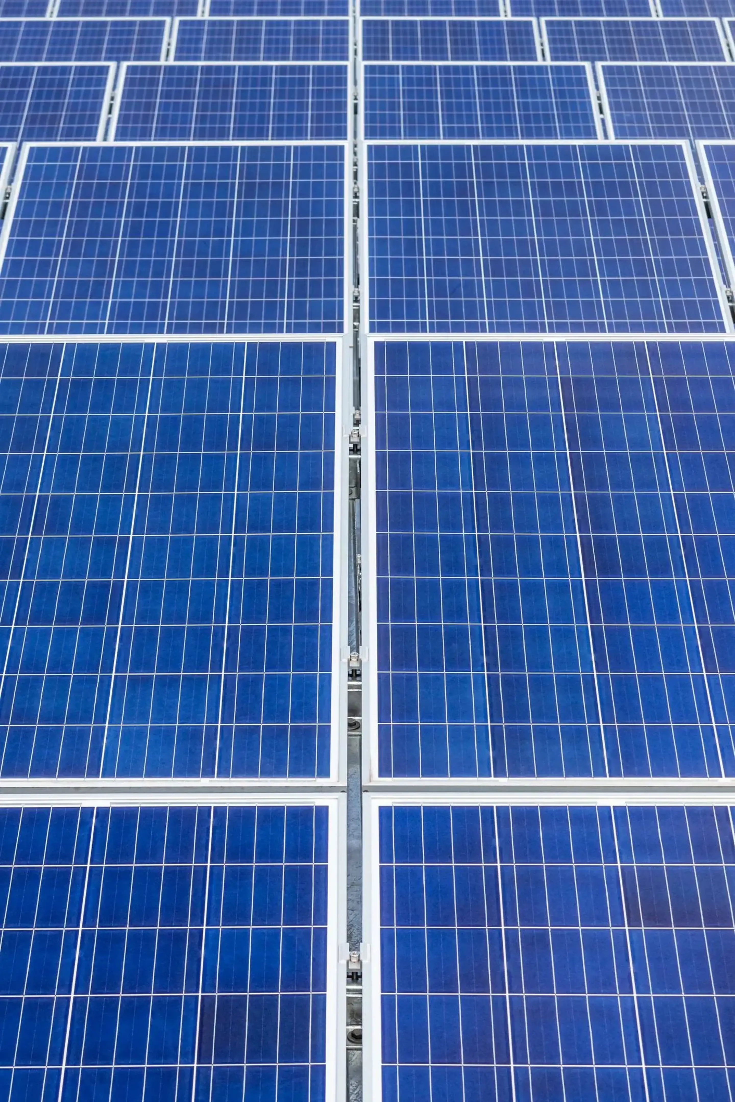 Polykrystallinske solceller: Polykrystallinske solceller har en blålig tone.