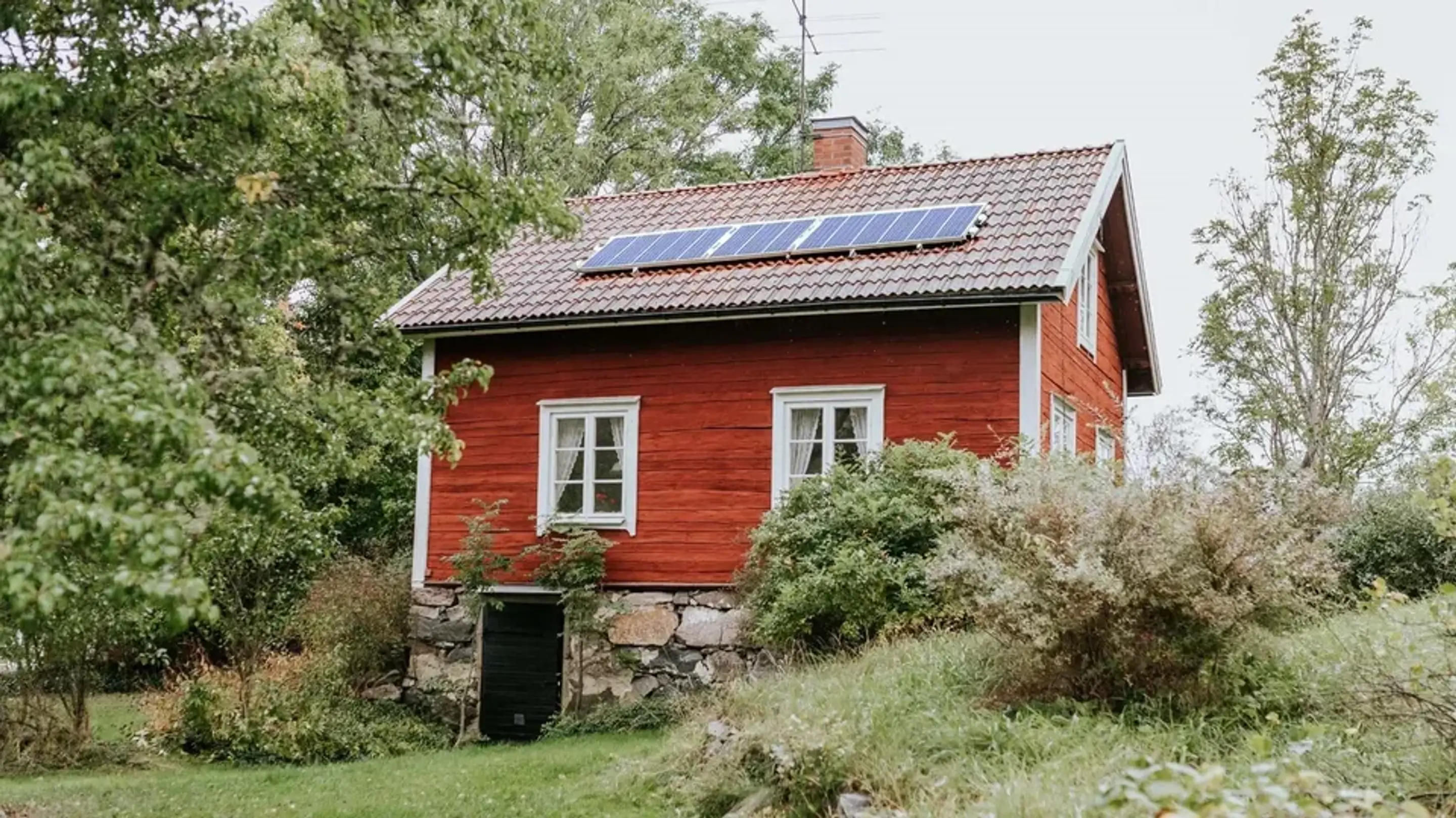 En gammal stuga utan el som nu har solceller.