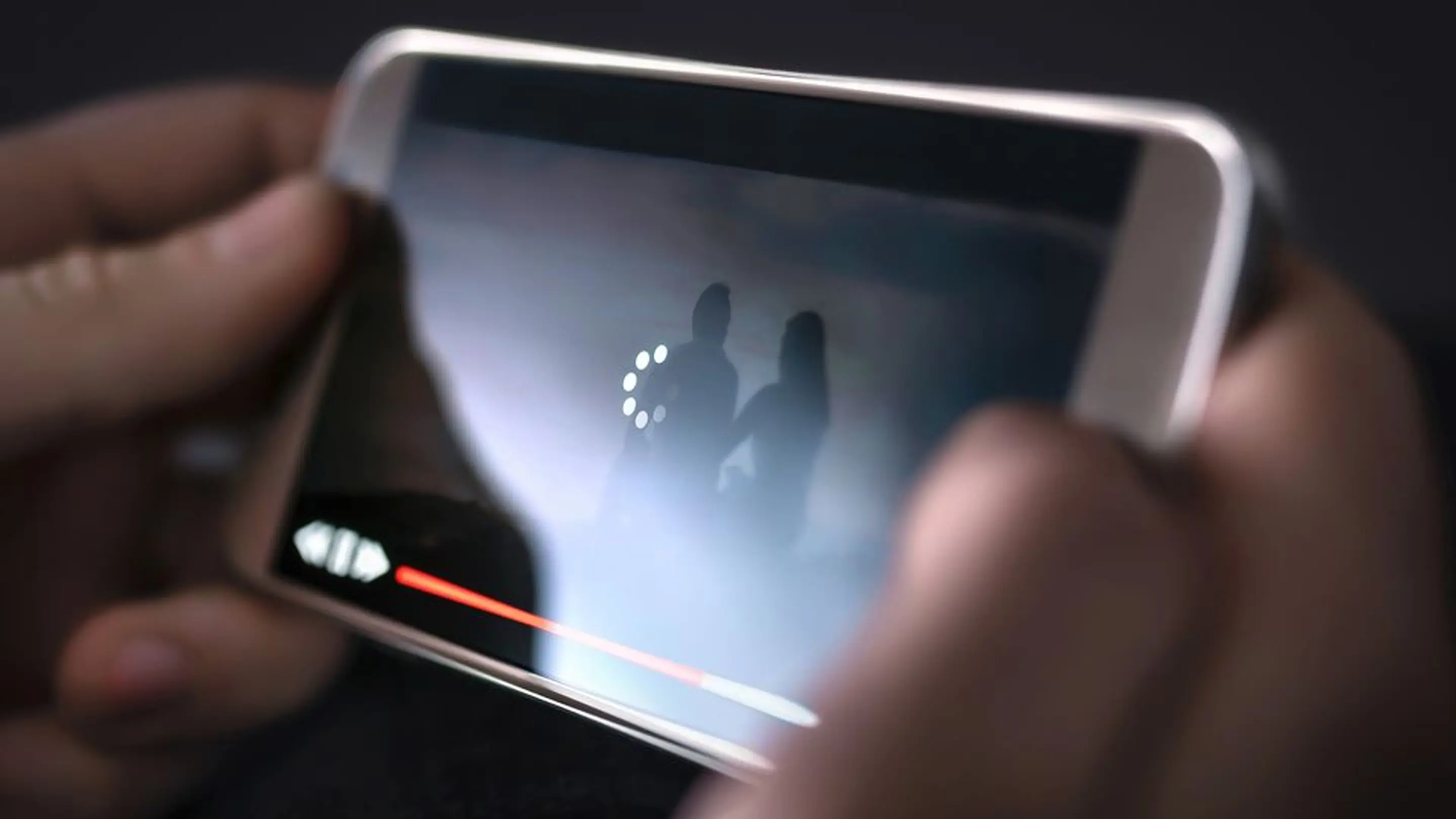 Nærbilde av en mobilskjerm med videoavspilling som buffrer.