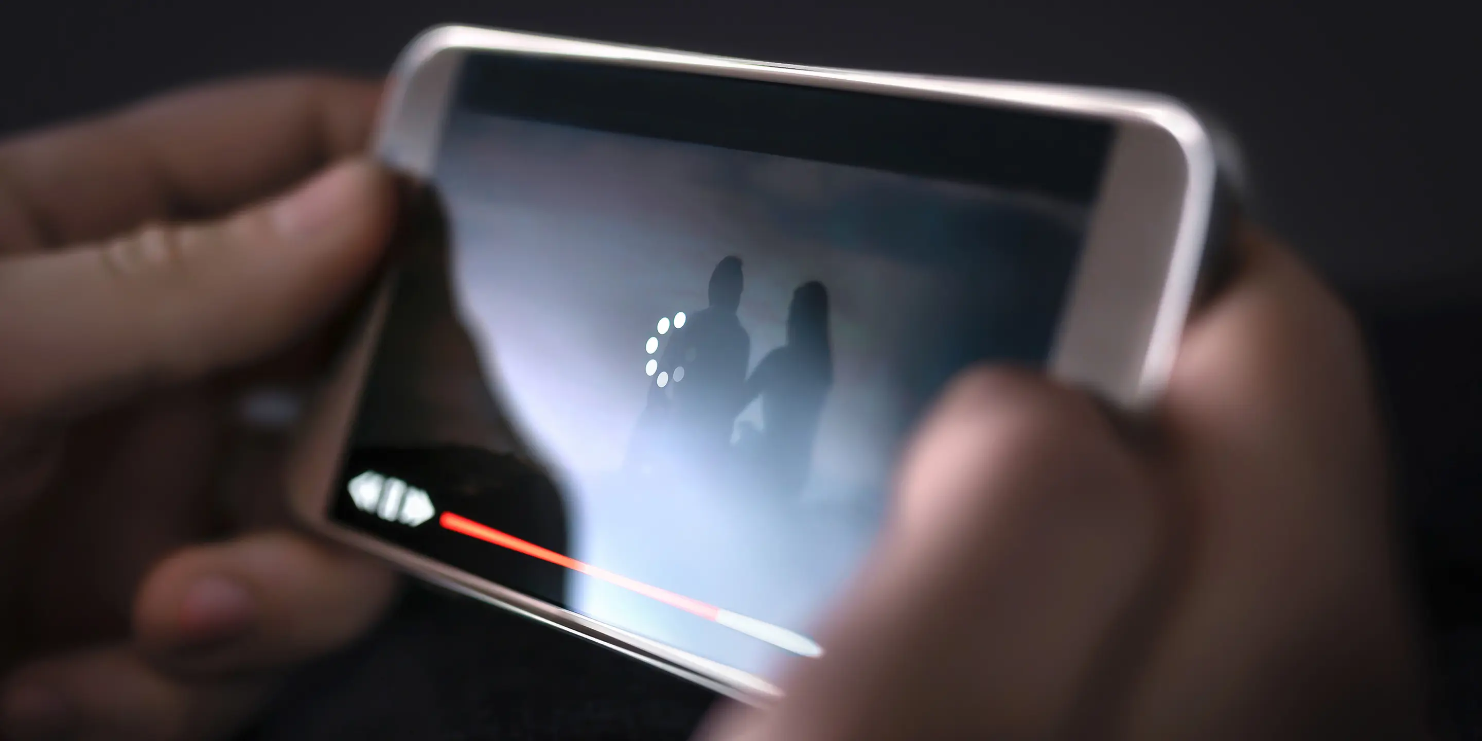 Nærbilde av en mobilskjerm med videoavspilling som buffrer.