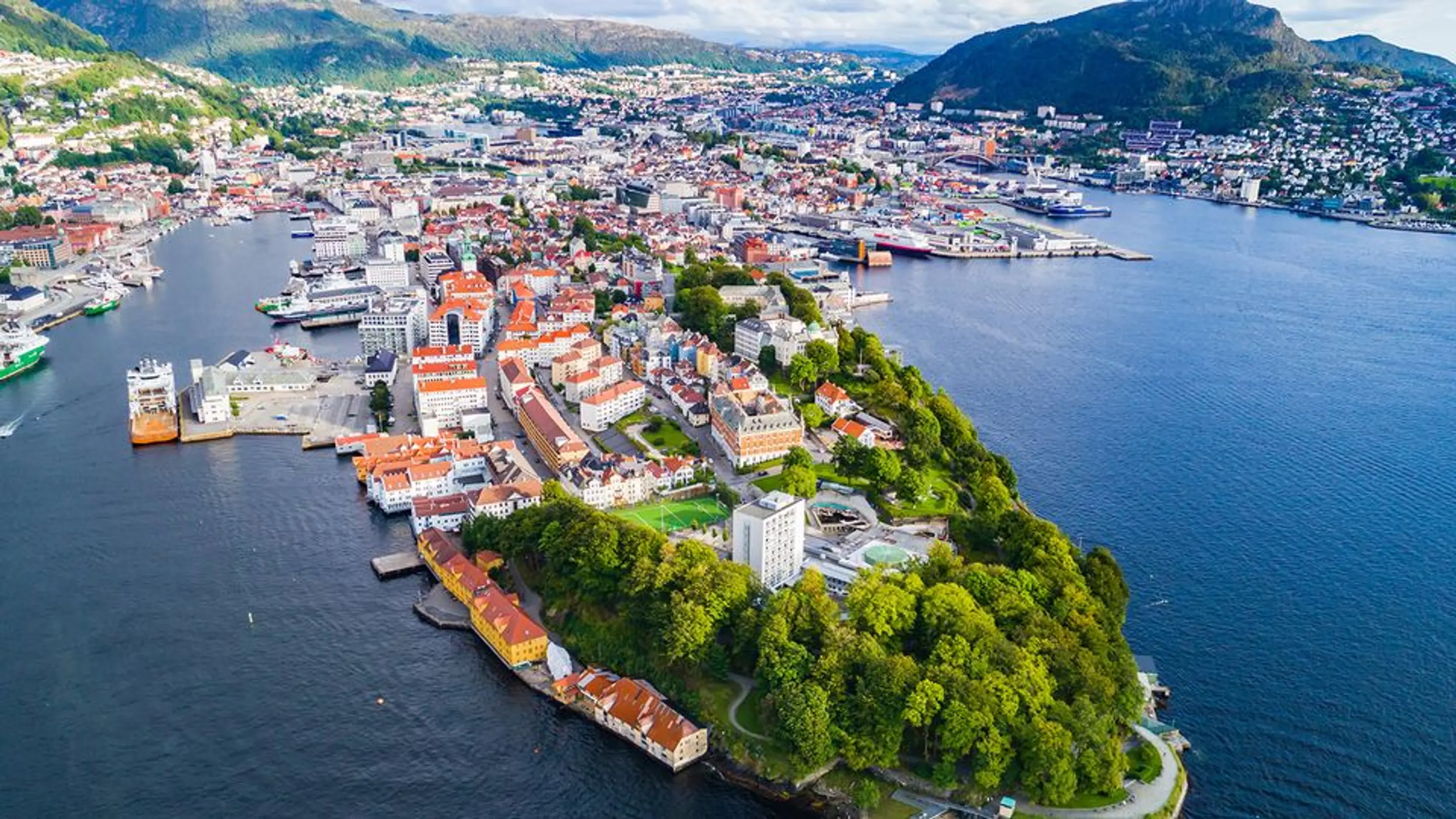 Flyfoto av Bergen sentrum.