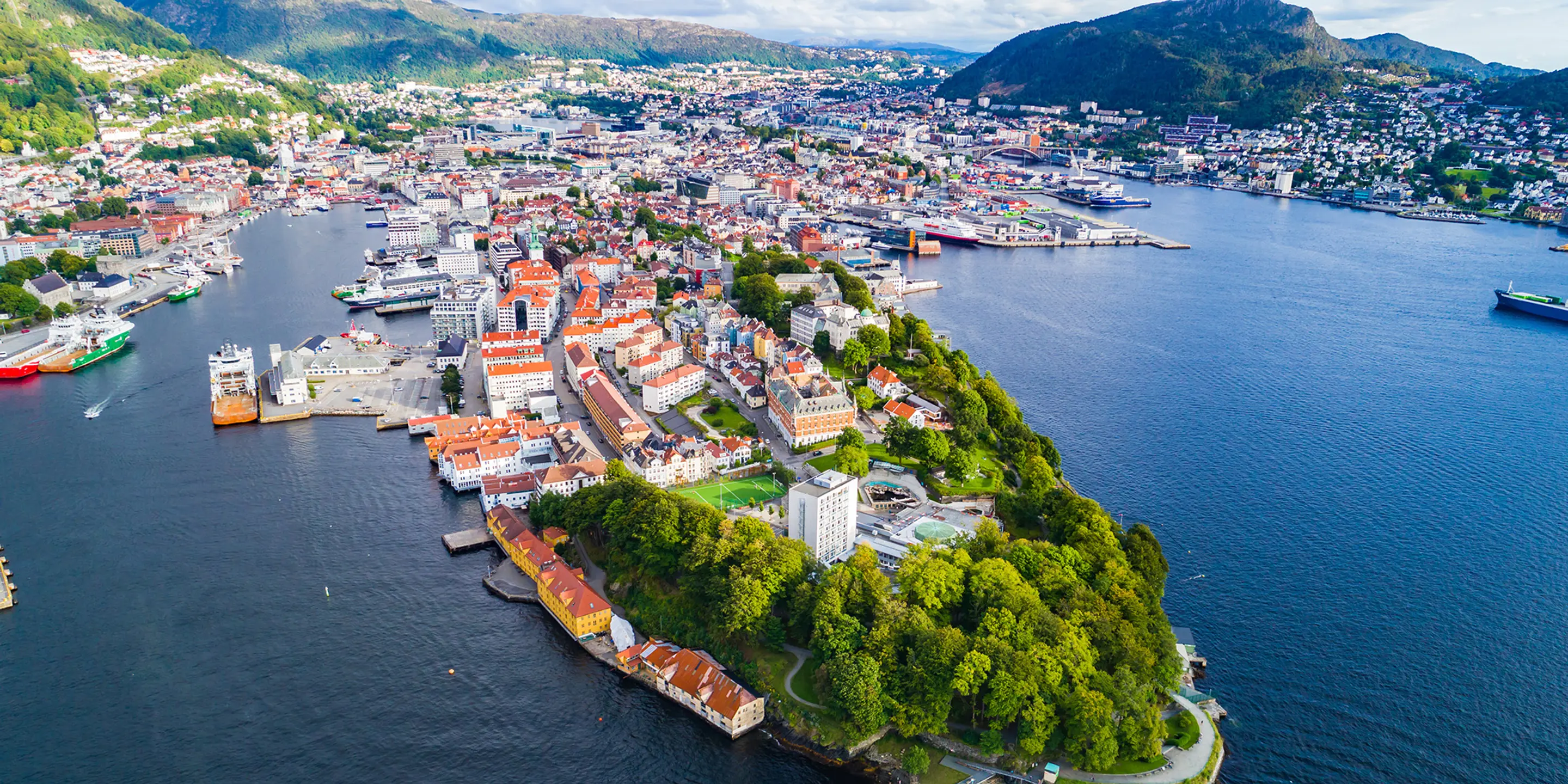 Flyfoto av Bergen sentrum.