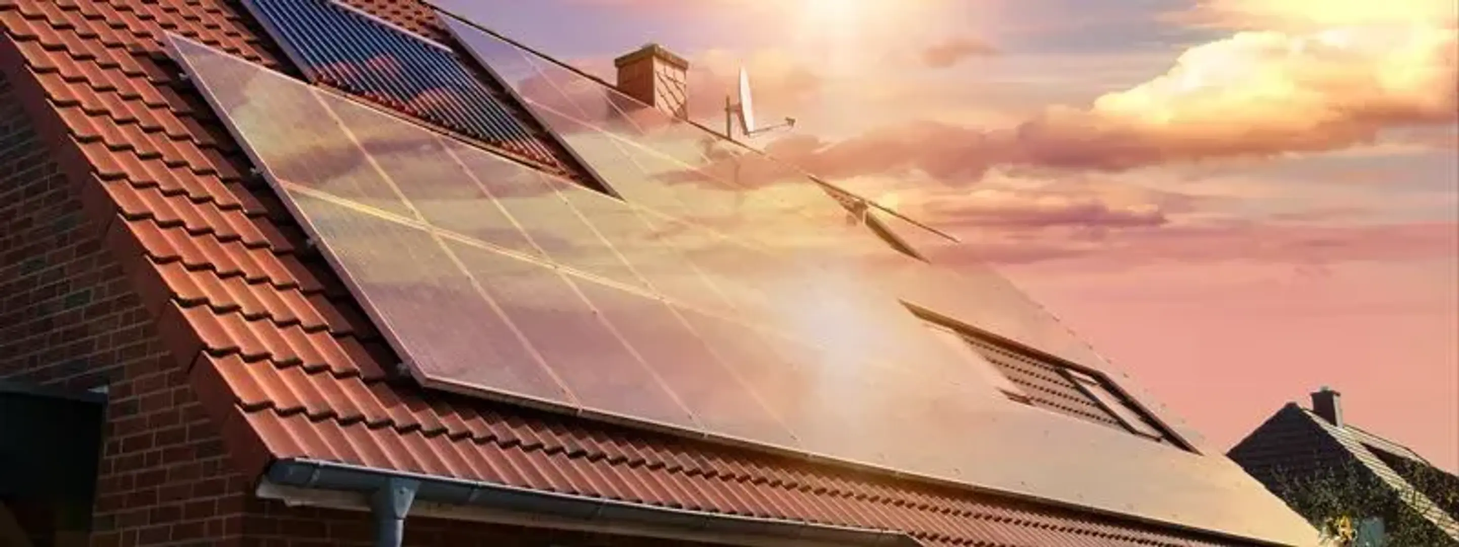 Solceller på et tag i solnedgangen.