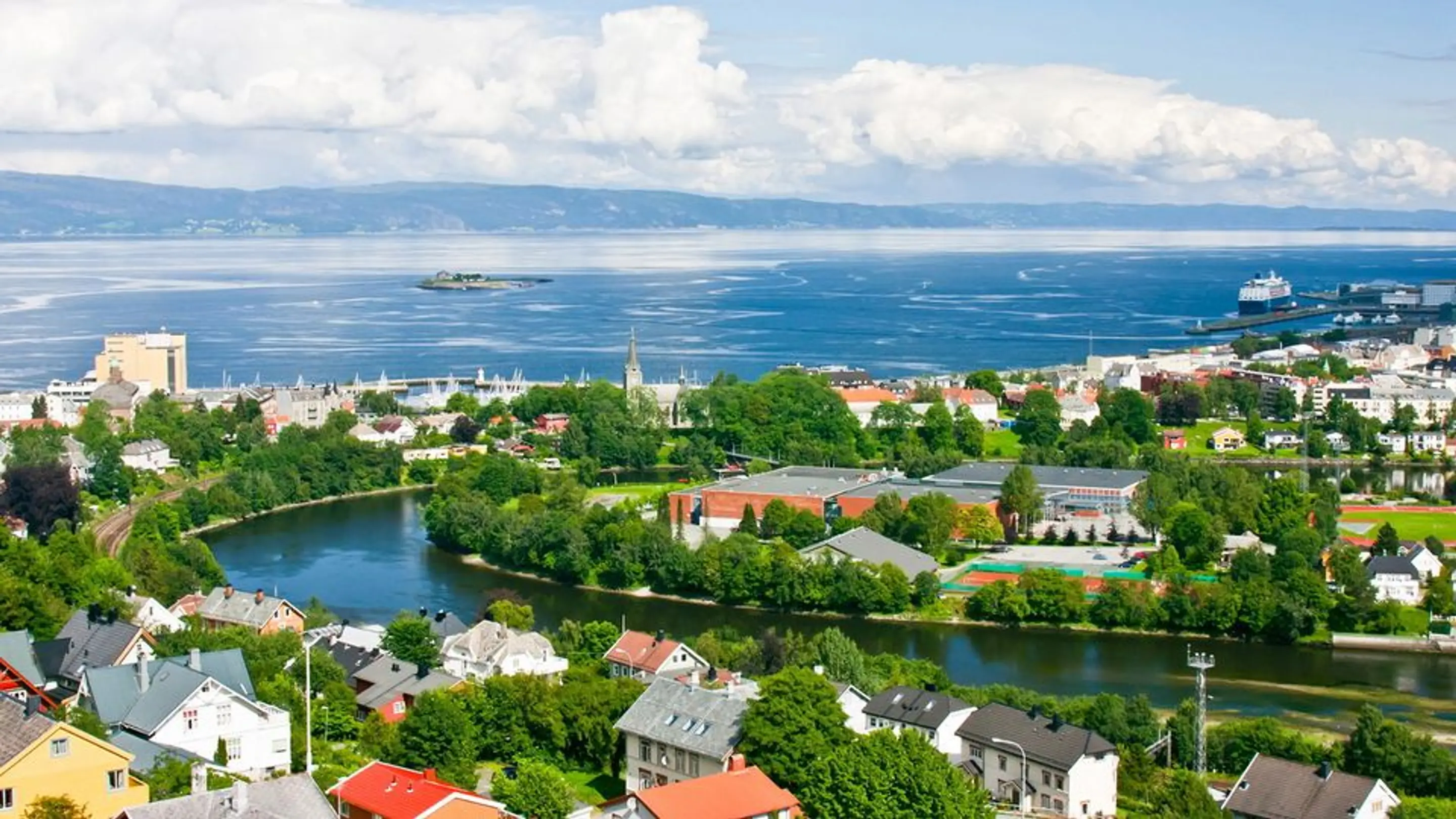 Dronefoto som viser deler av Trondheim sentrum.