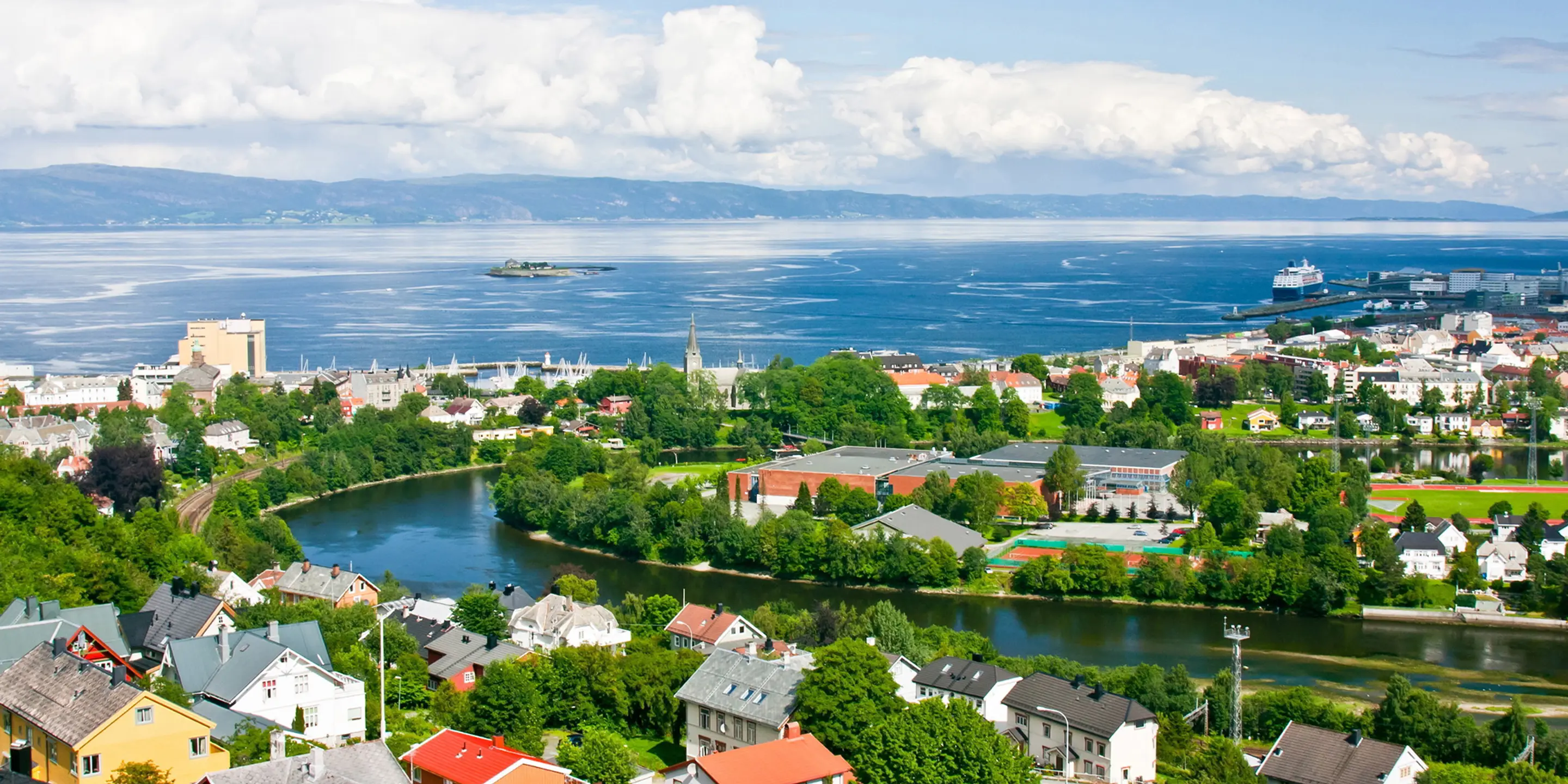 Dronefoto som viser deler av Trondheim sentrum.