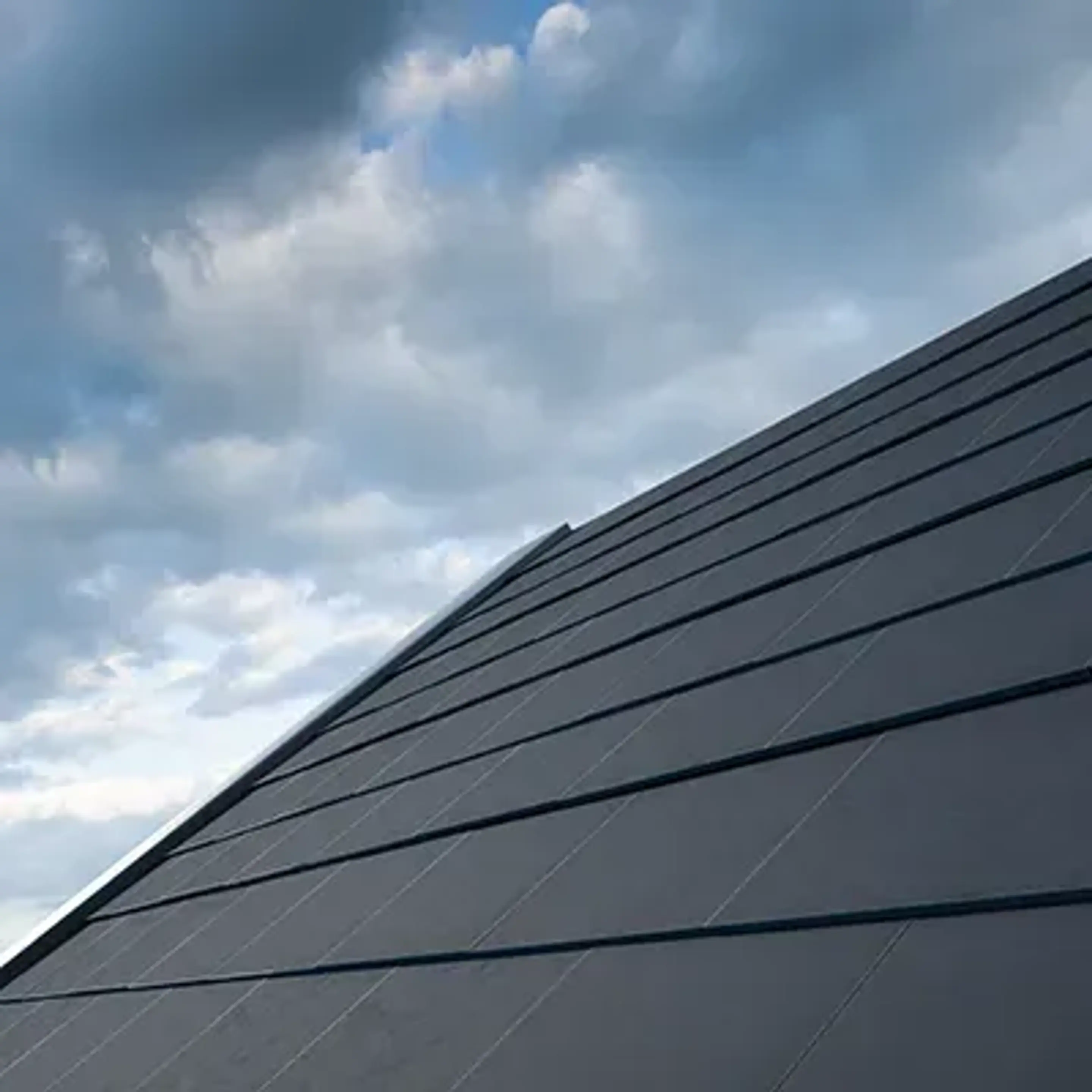 Ett svart tak som består av solpaneler.