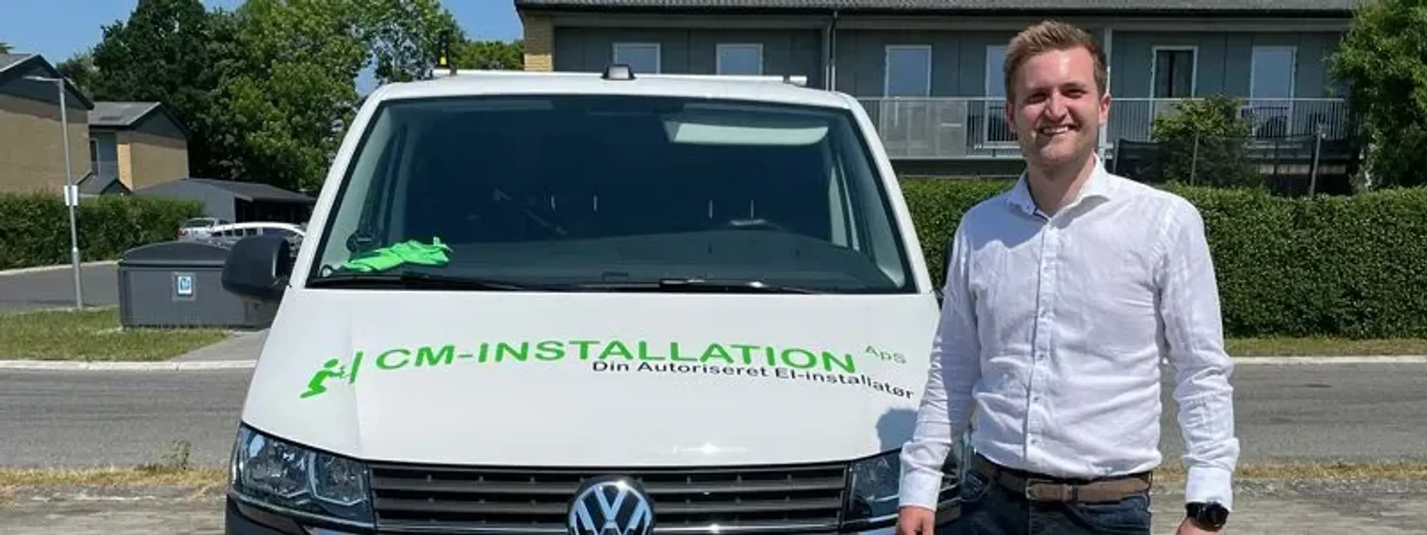 Medarbejder fra CM Installation foran en firmabil.