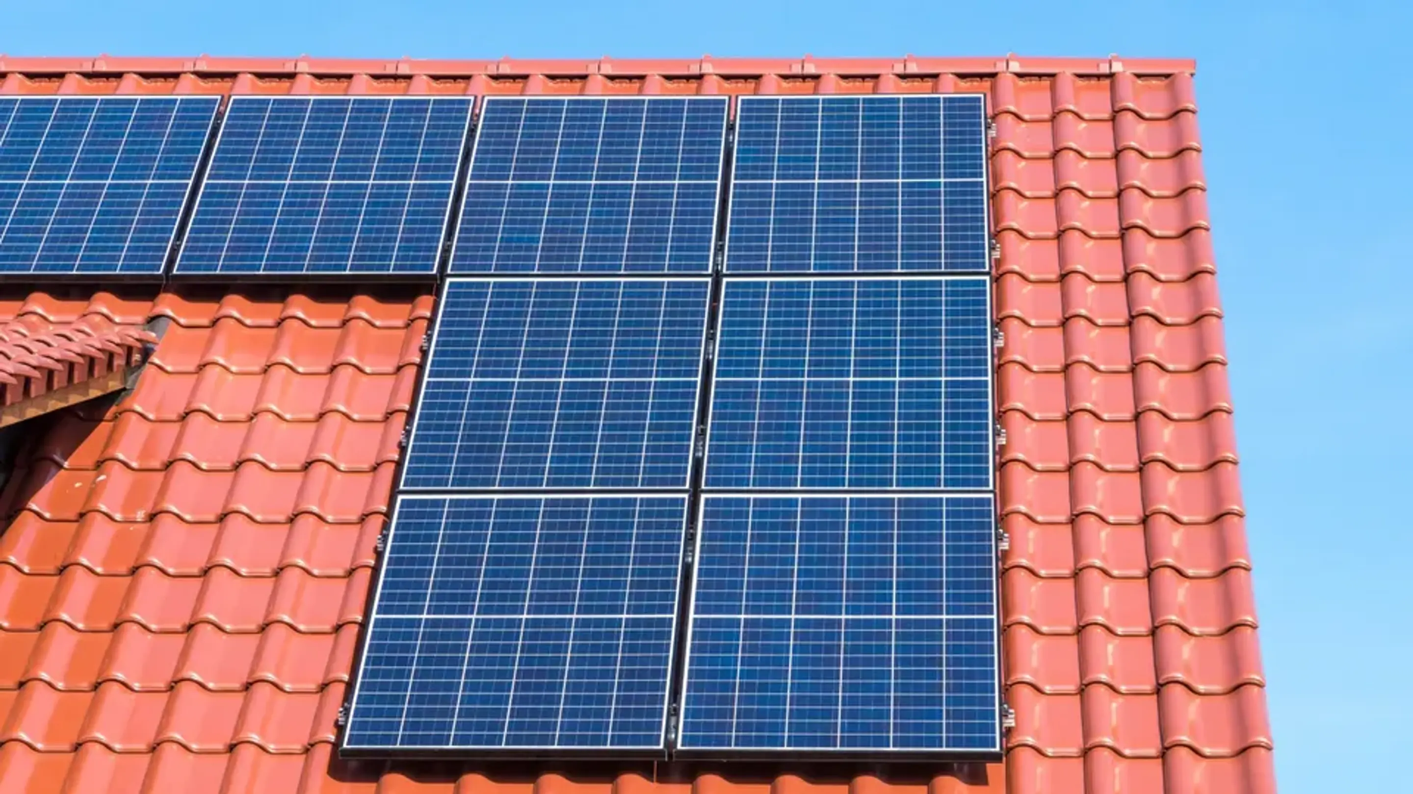 Solceller på taget af et dansk hus