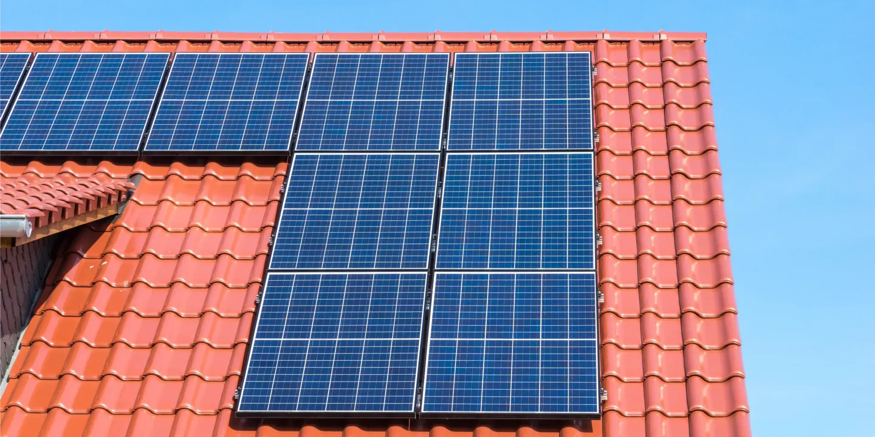 Solceller på taget af et dansk hus