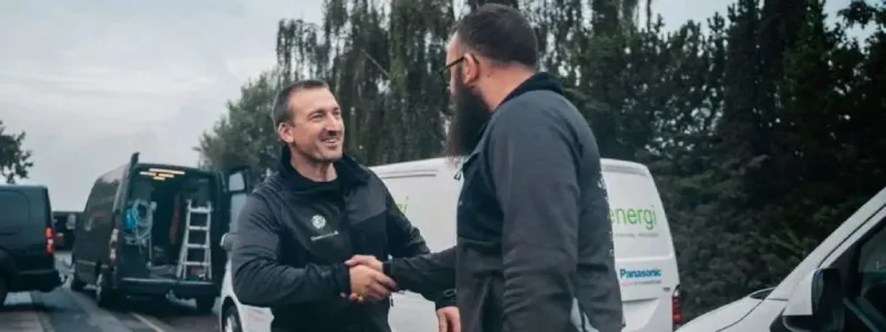 Medarbejder fra Gram Energi giver hånd til en kunde.