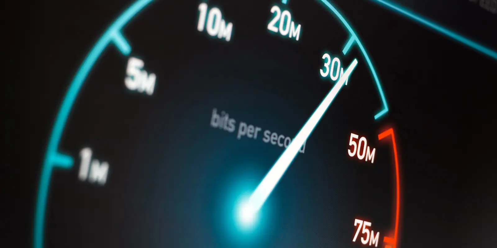 Bilde av et speedometer som måler bit per sekund.