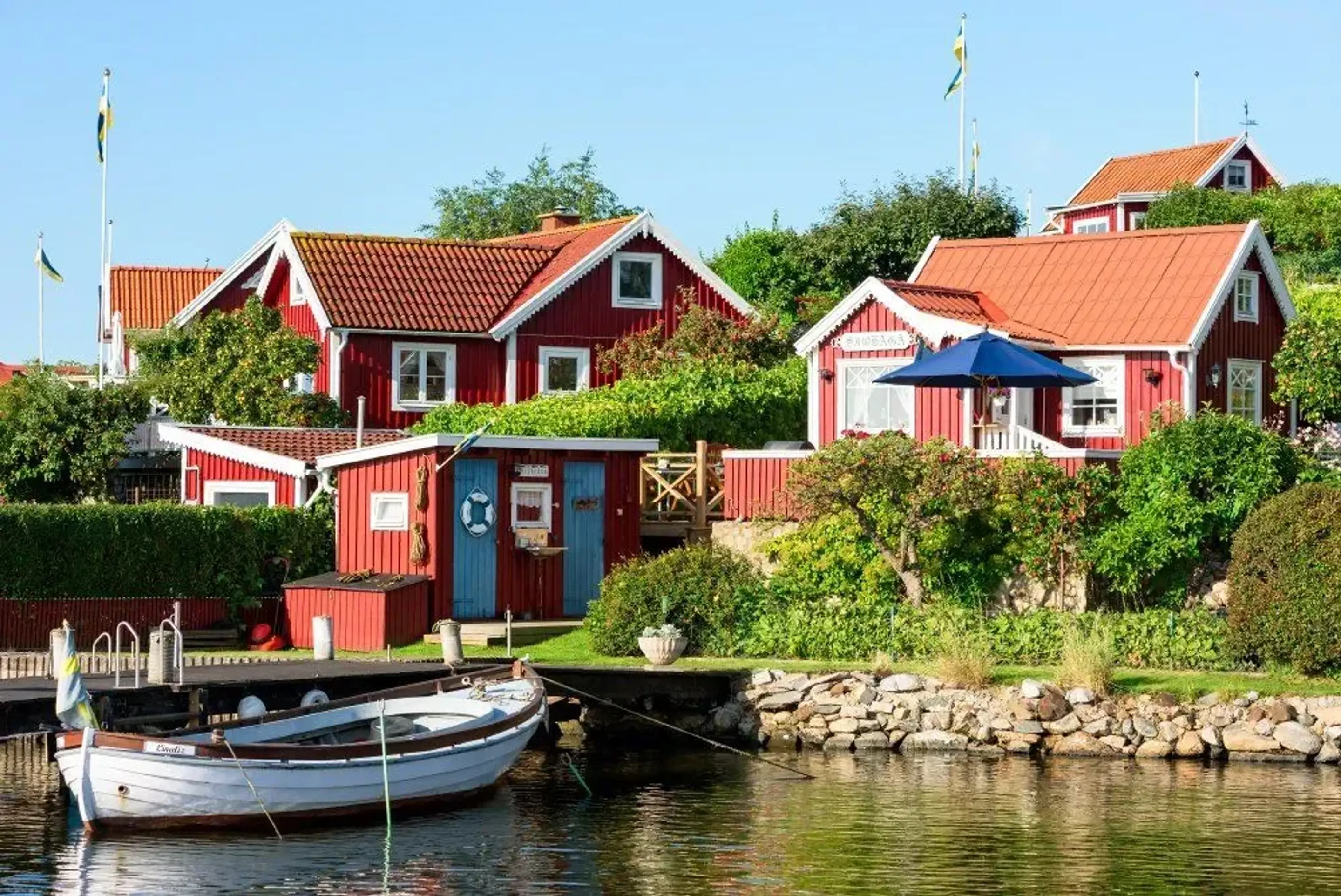 Skärgårdsidyll med röda hus och tegeltak.