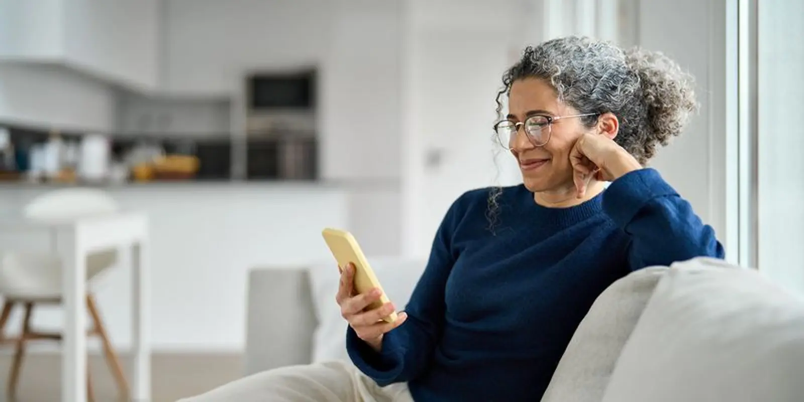 Dame som ser på telefonen sin