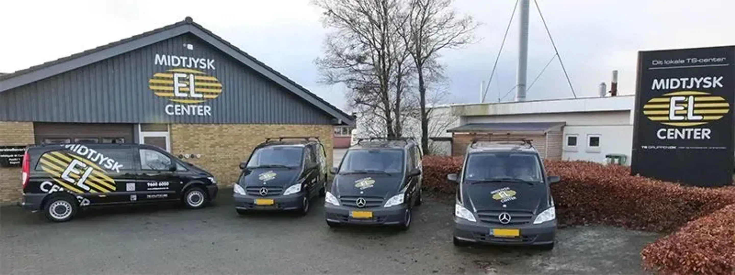 Fire varebiler fra Midtjysk El Center foran deres hovedkontor