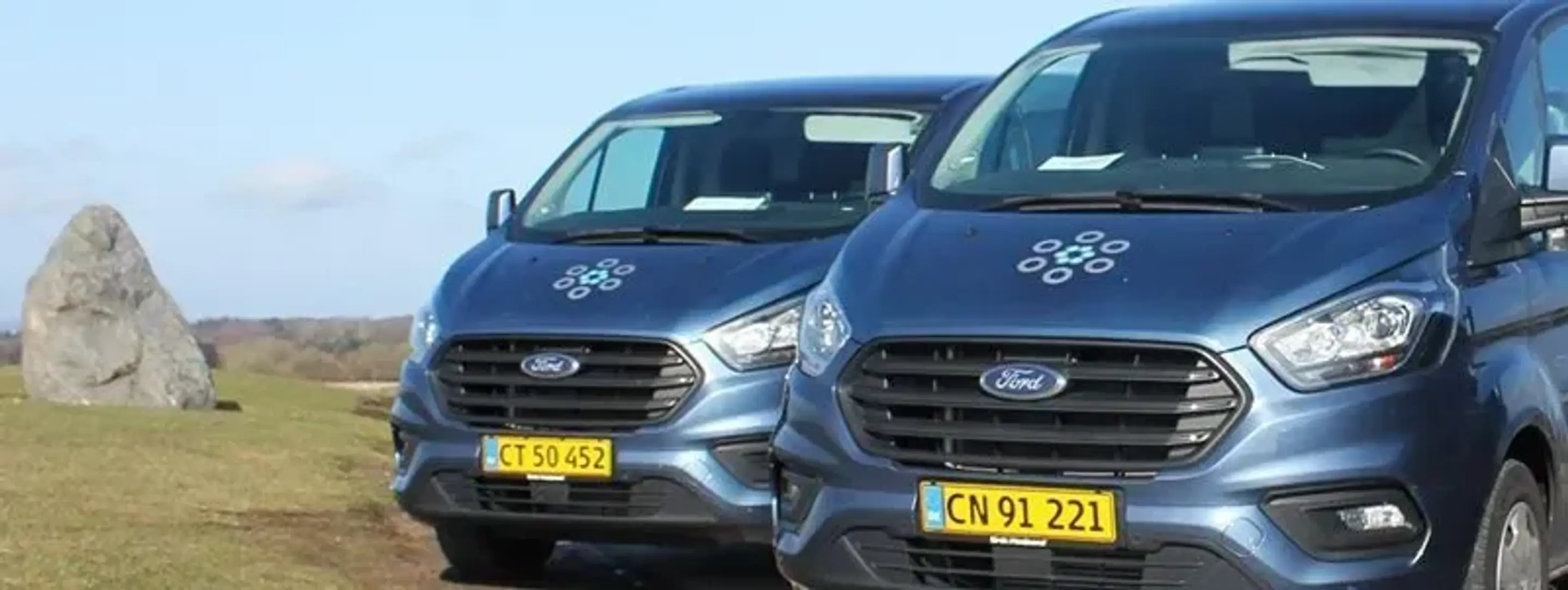 MS Automatics varebiler på et grønt område.