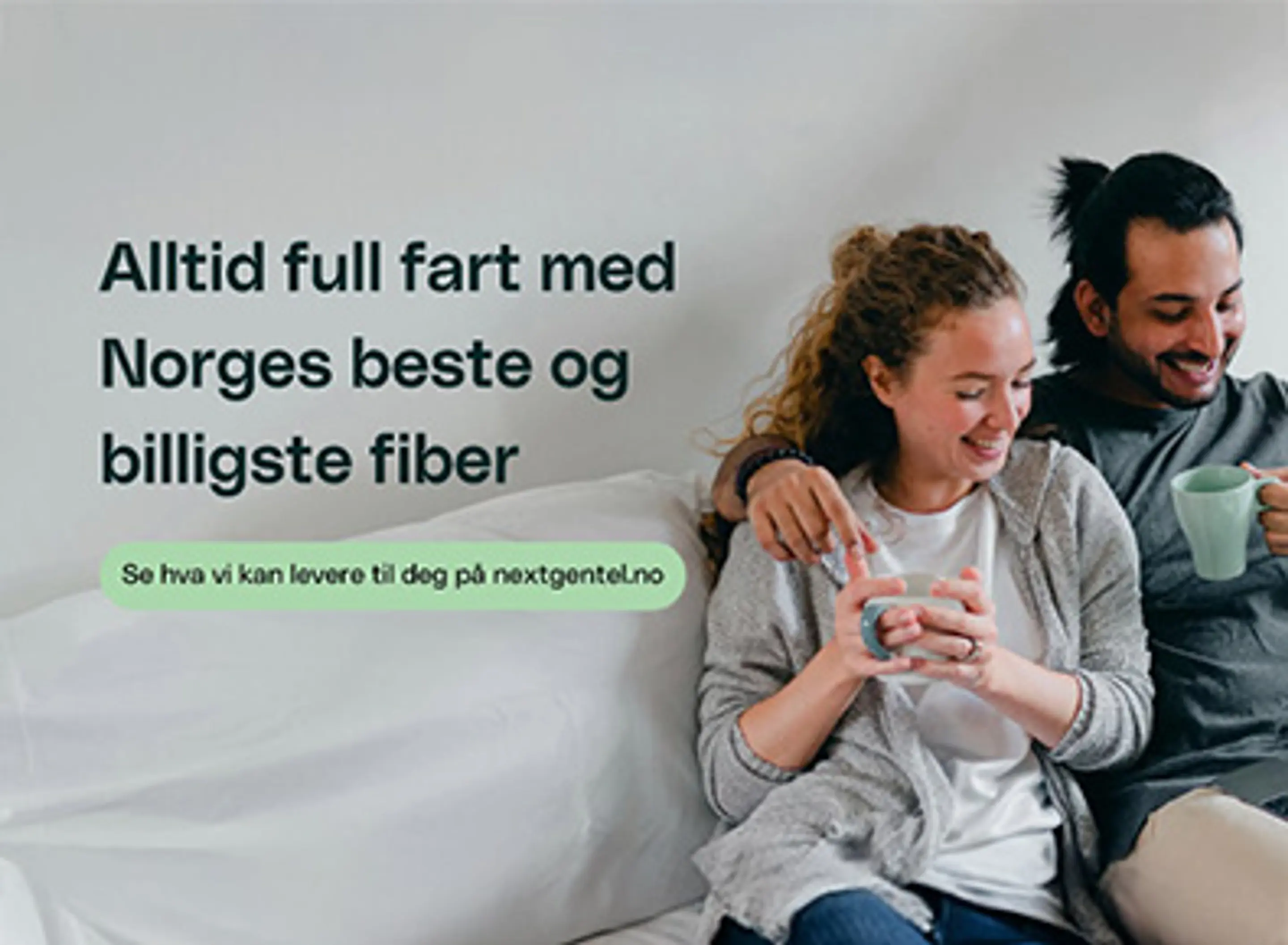 Bilde av et par som sitter smilende i en sofa og ser på en PC. "Alltid full fart med Norges beste og billigste fiber" skrevet ved siden av.