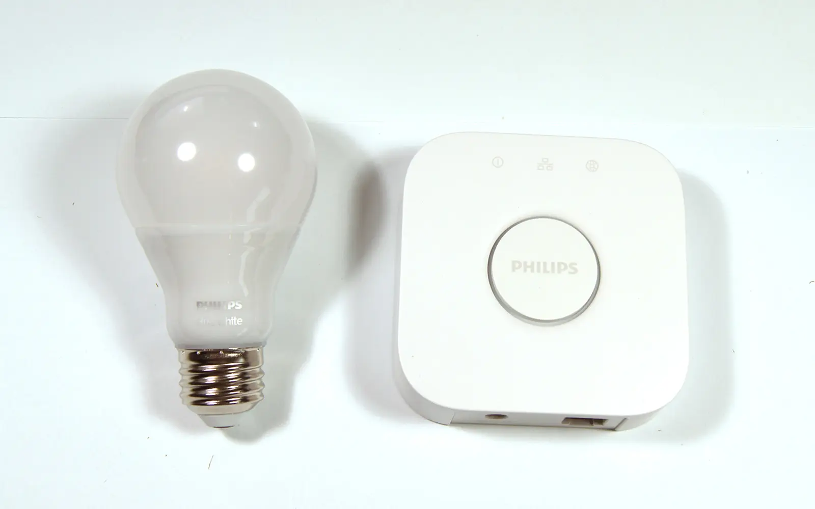 Bilde av en Philips Hue lyspære og kontrollboks.