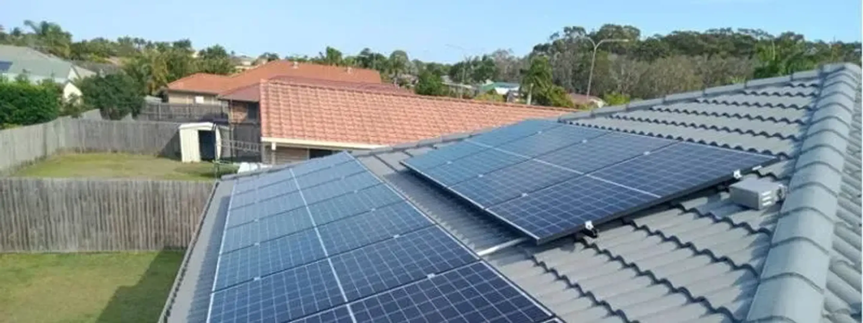 Solceller fra SB Solceller på et tag.