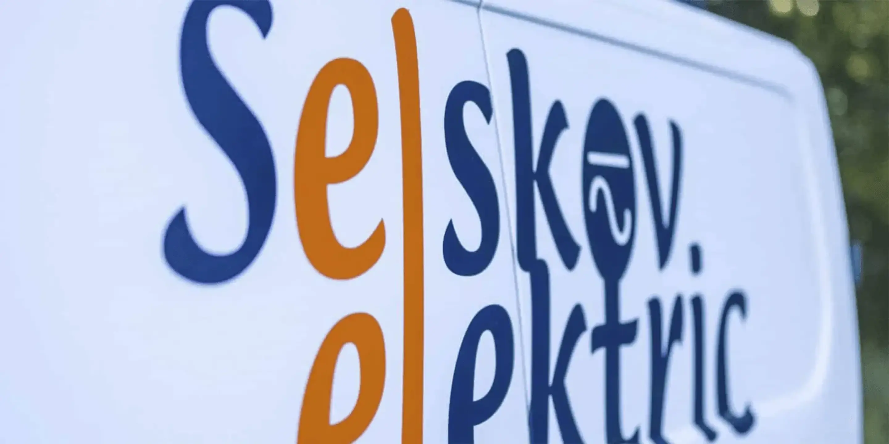 Selskov Elektric firmabil med logo.