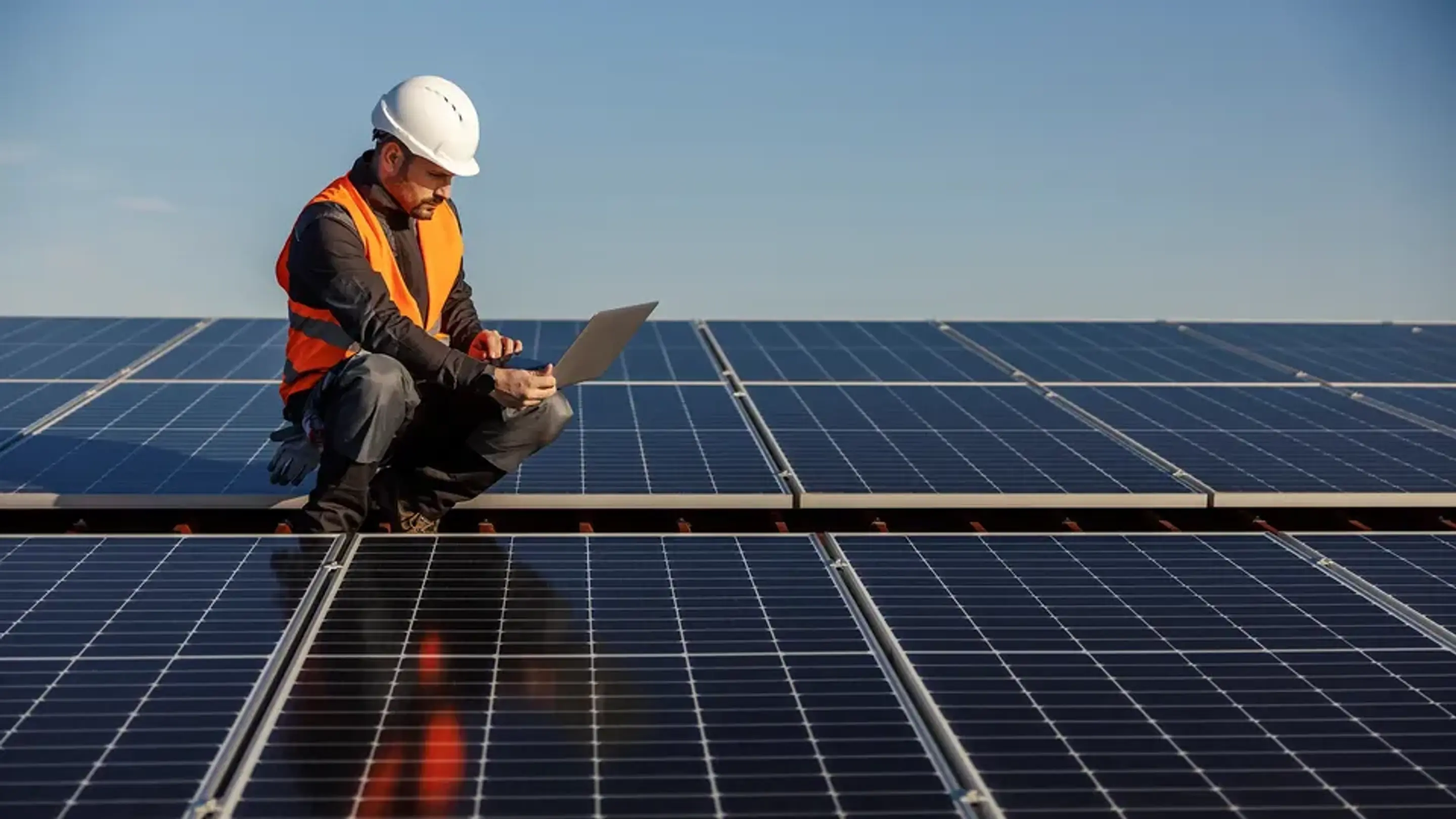 Solcellemontør i gang med at tjekke solceller, han lige har installeret