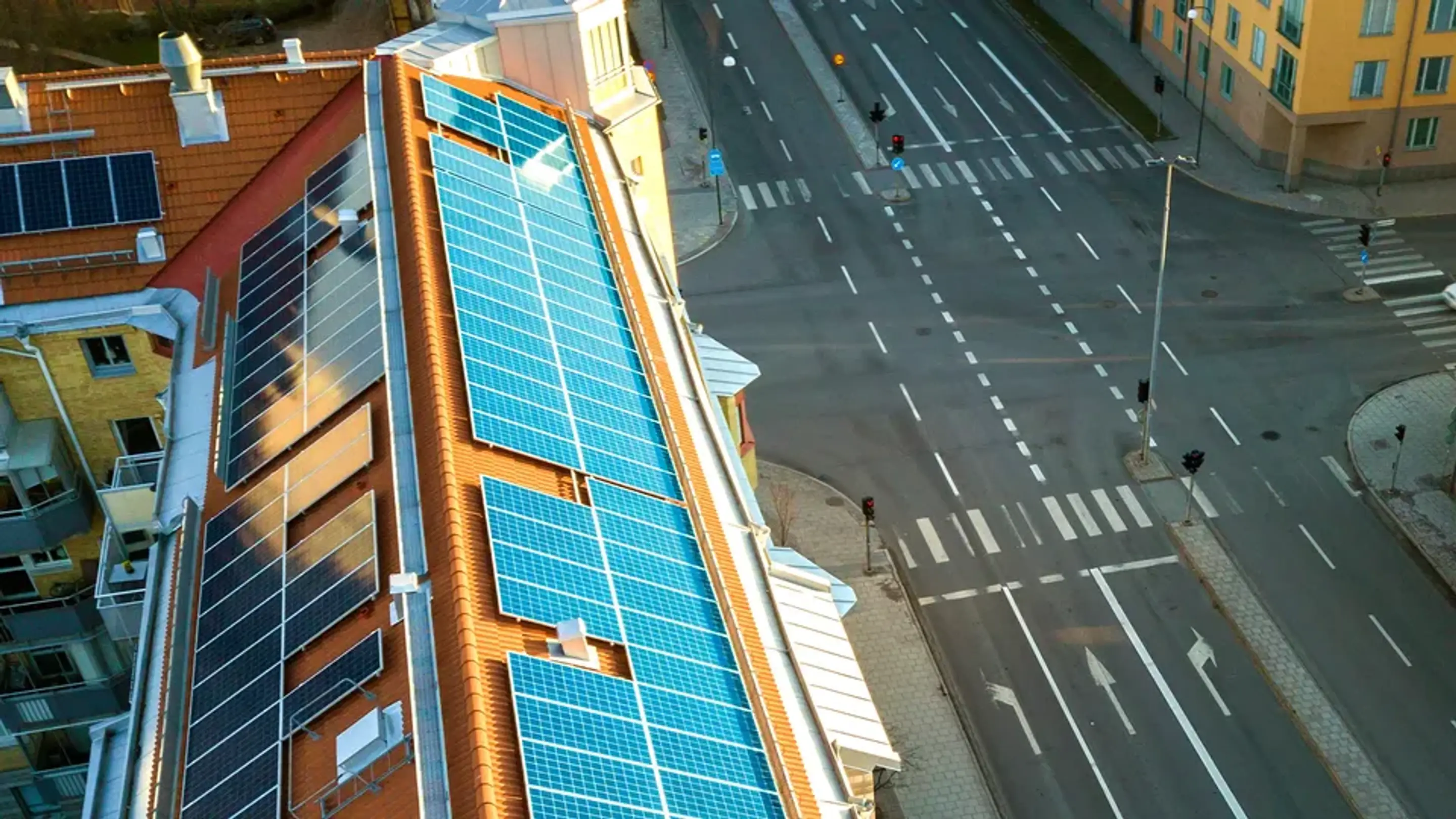 Tak med solceller på en lägenhetsbyggnad hos en bostadsrättsförening.