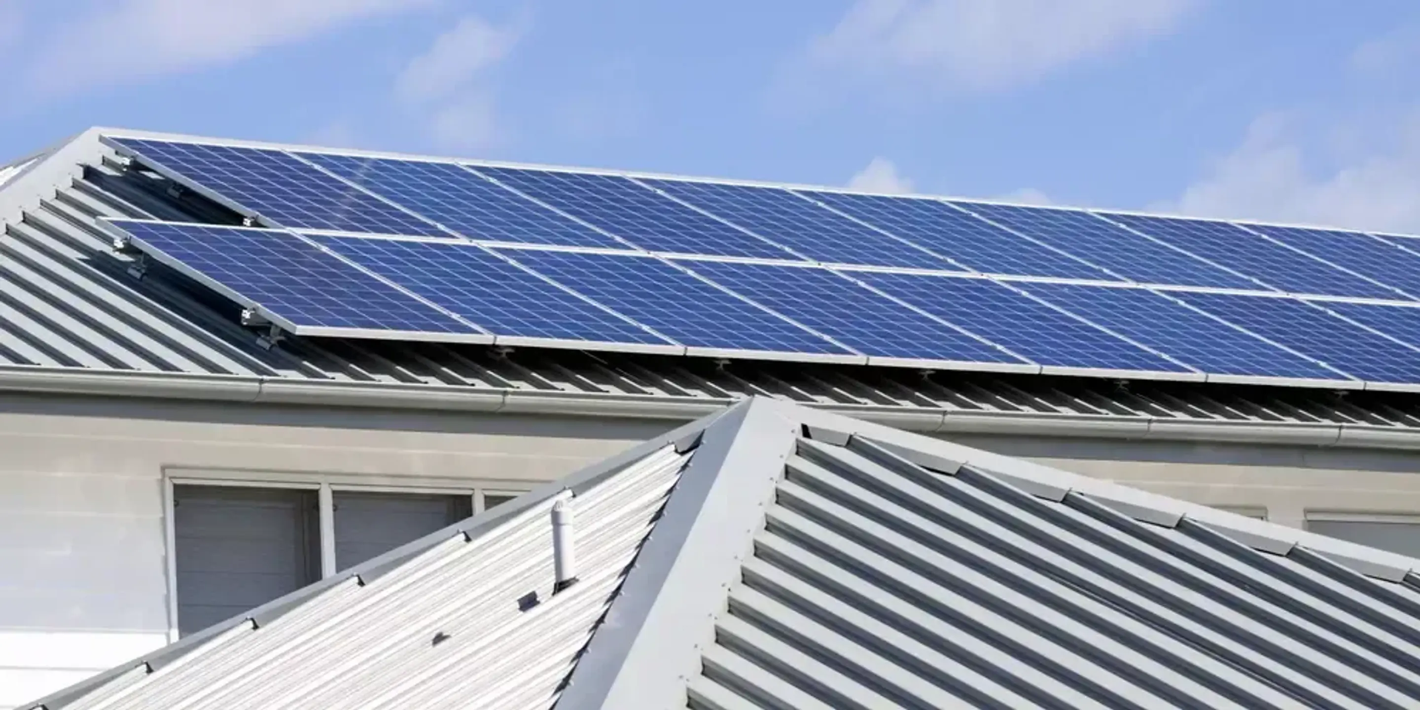 Solceller på plåttak.