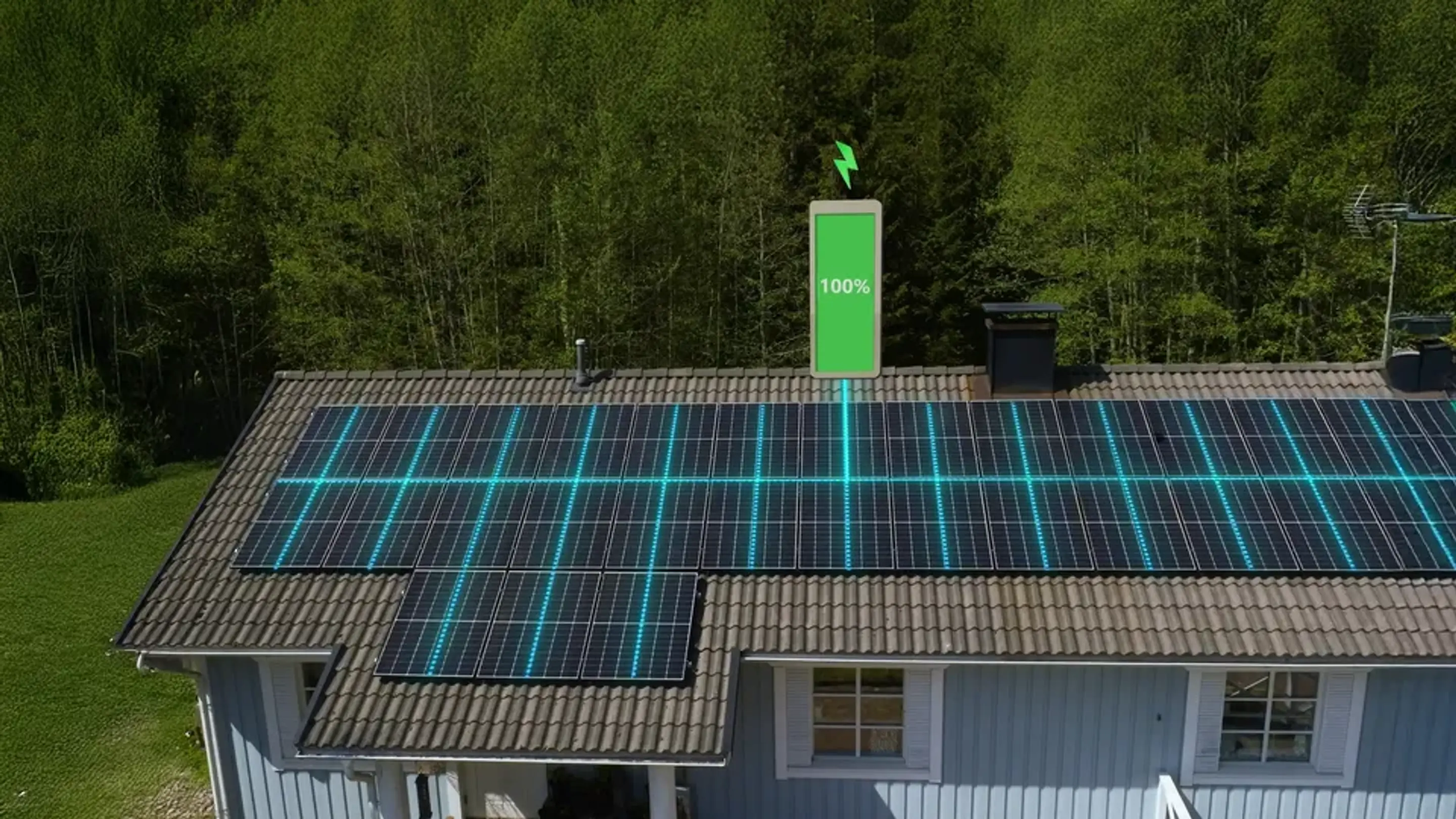 Solpaneler på taket av ett hus, med en ikon som visar ett fulladdat batteri.