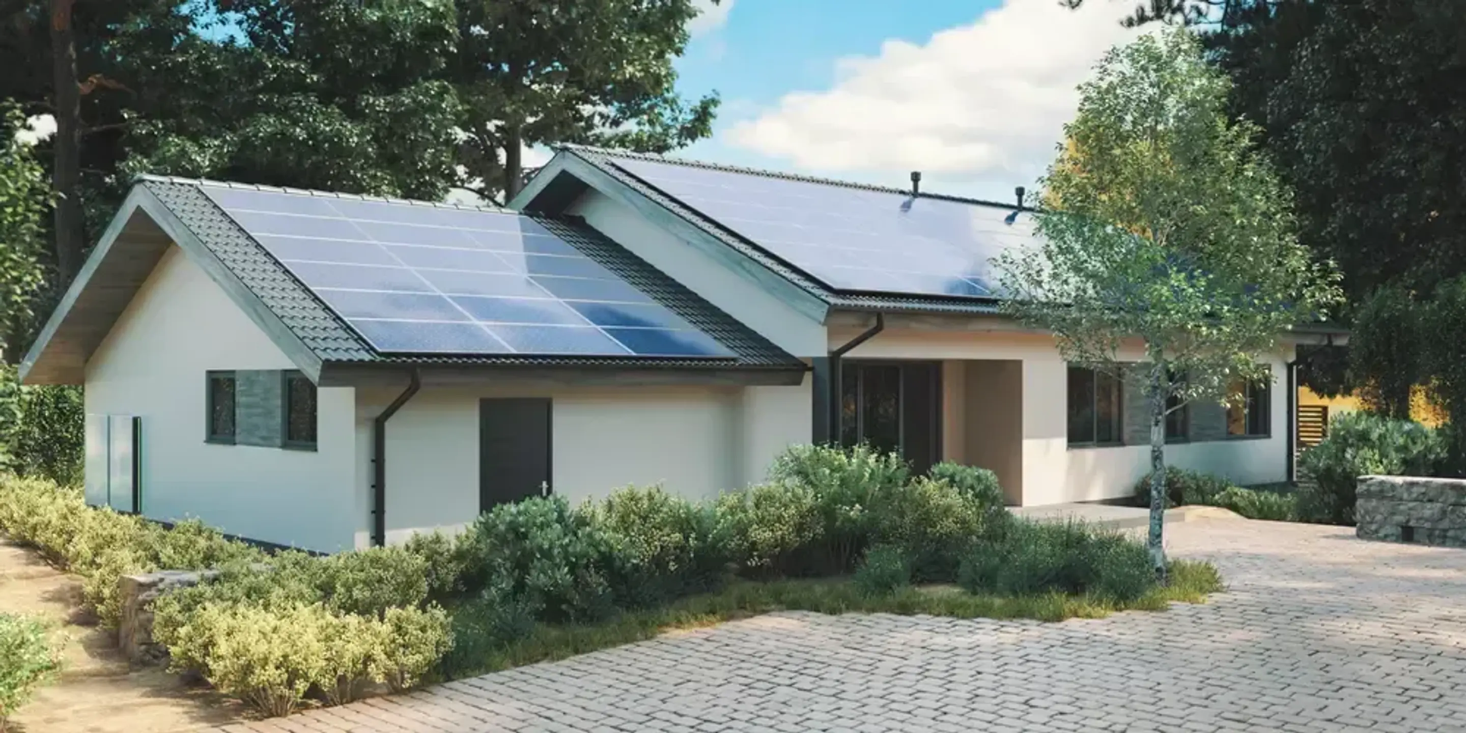 Villa med solpaneler på taket i grön trädgård.