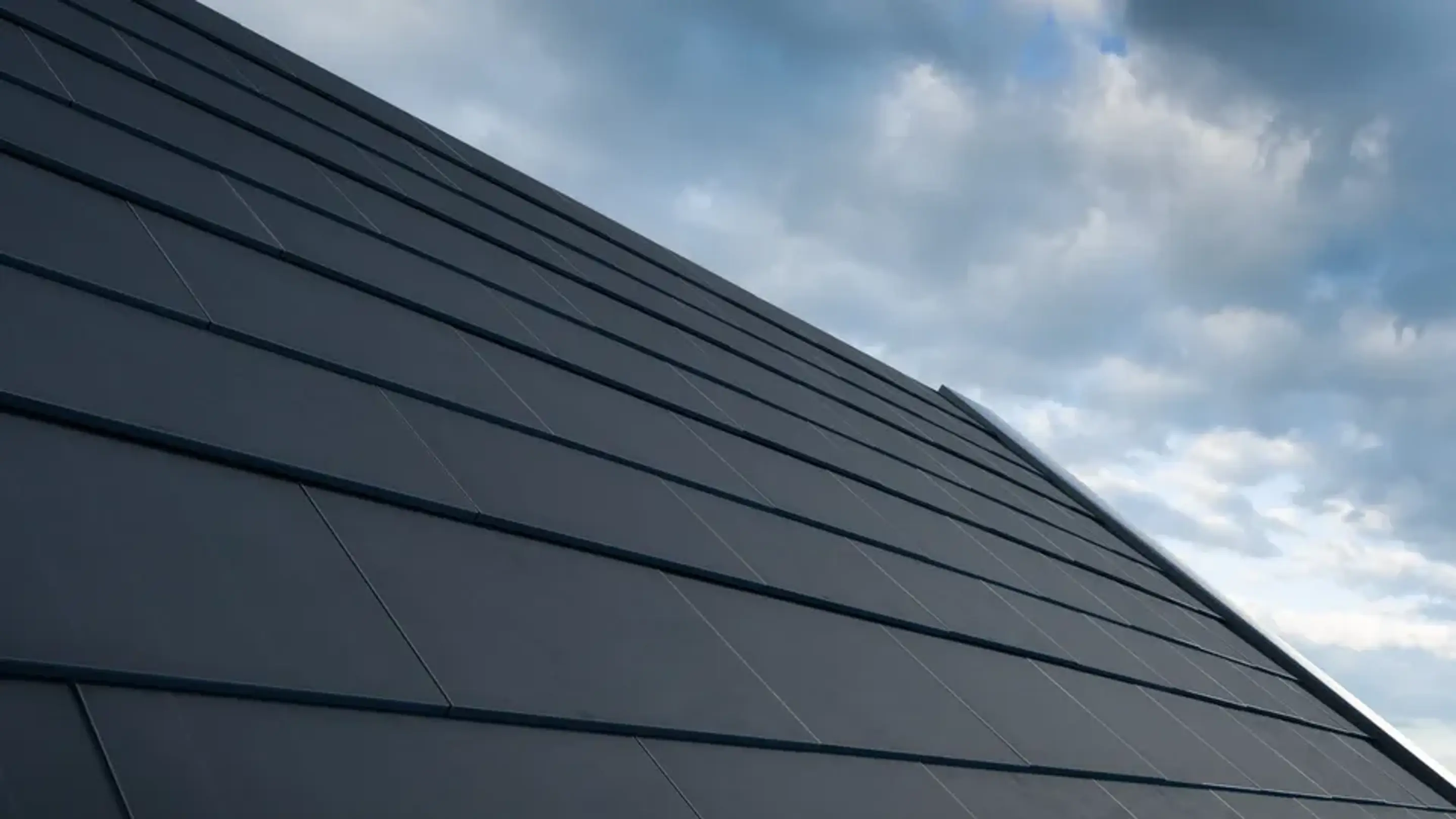 Solcellstak med blå himmel i bakgrunden.