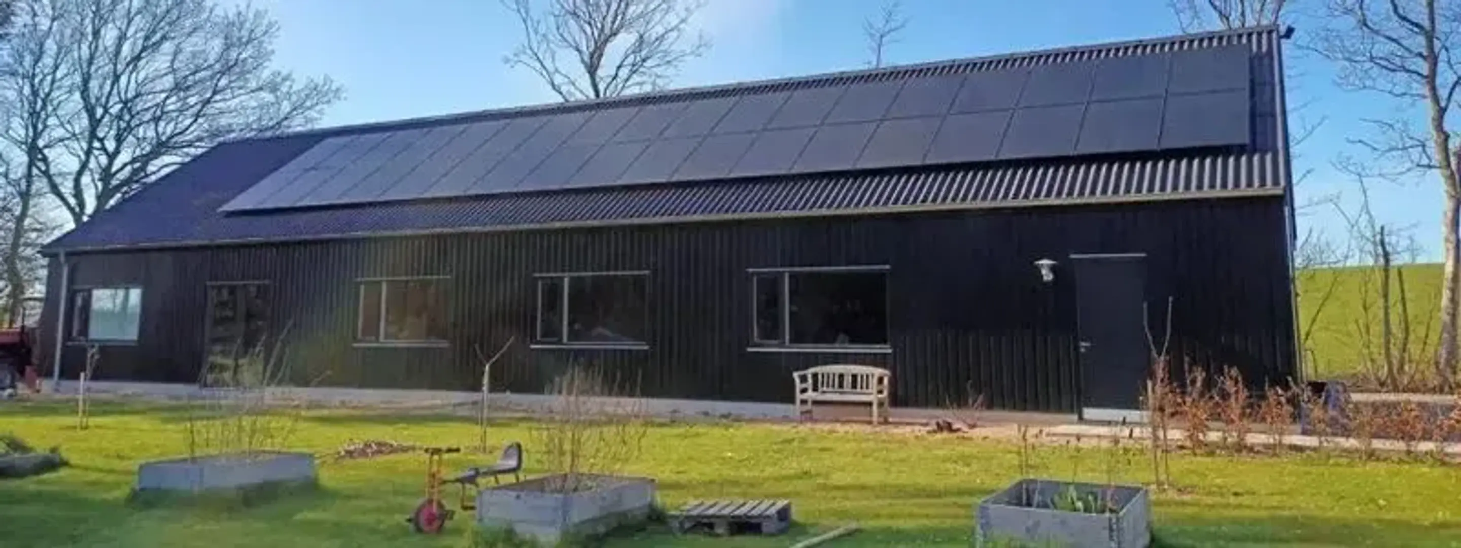 Solceller fra Solet på et sort hus.