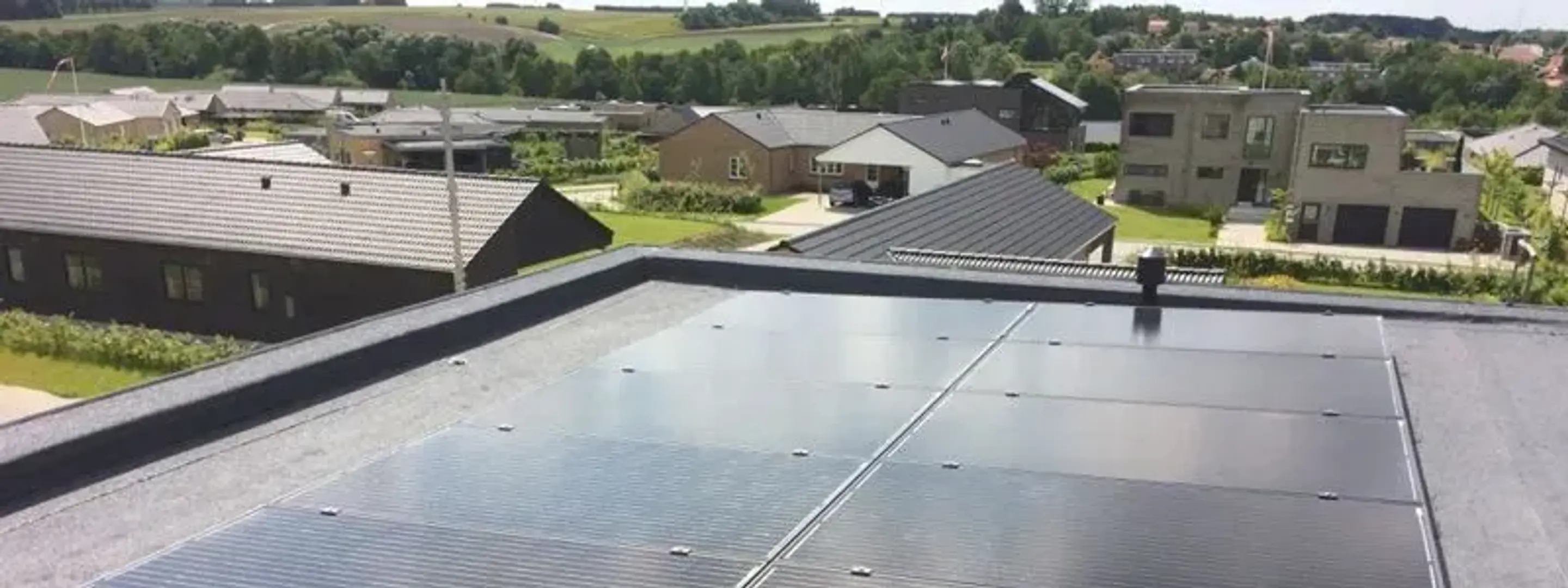 Solceller fra Stein Solar på et tag.