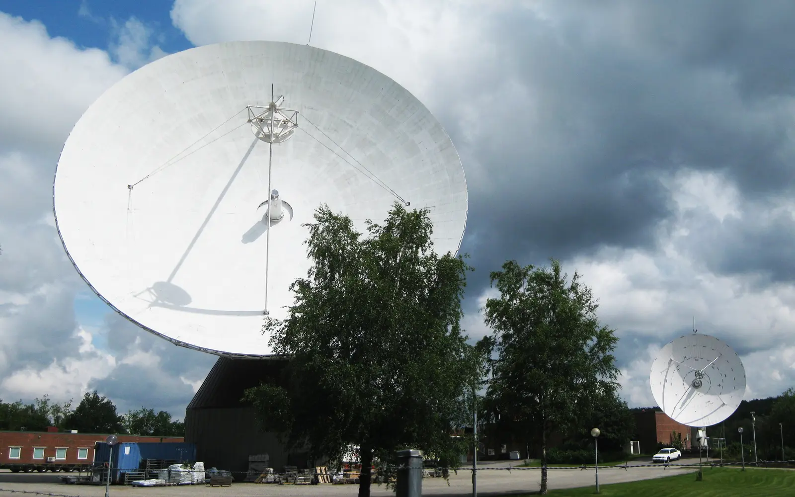 Bilde av store parabolantenner i Sverige som kobler Norge til USA.