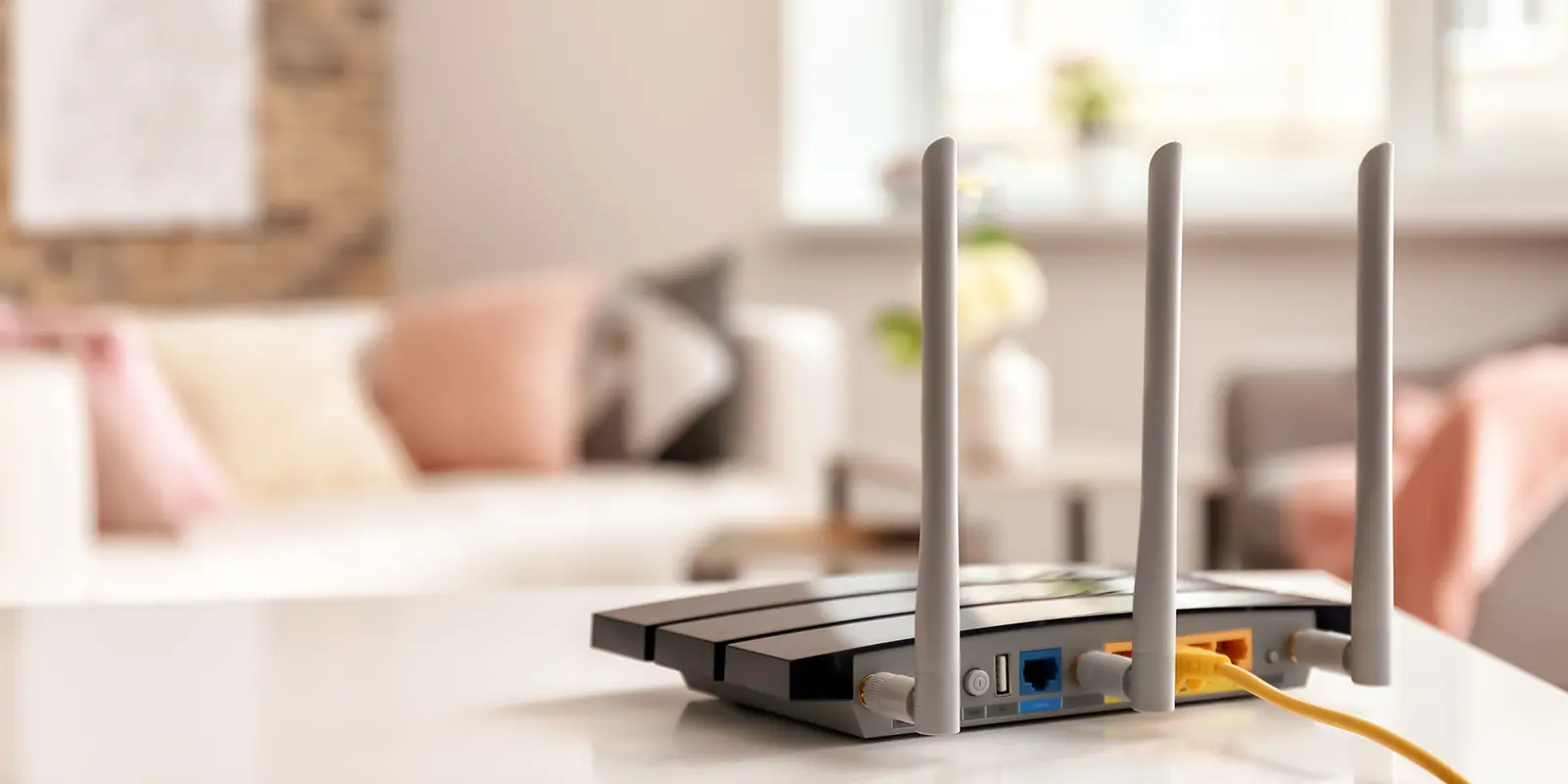 Bilde av en router med en stue i bakgrunnen.