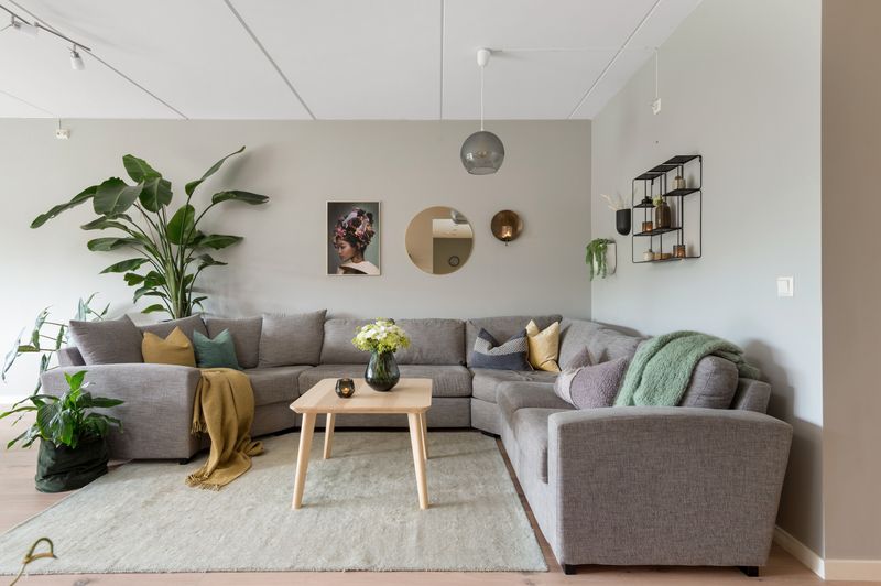 Fotografi av sofa og sofabord i stua
