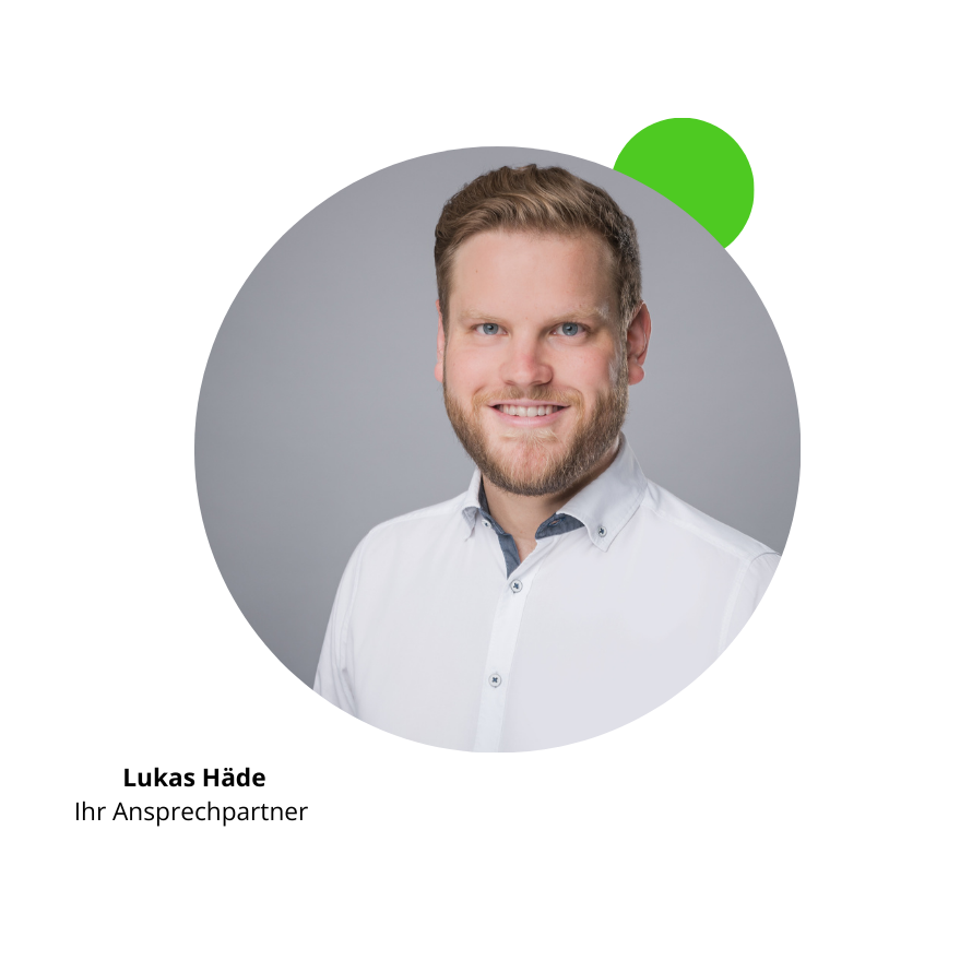 Ein Foto von Lukas auf dem er freundlich in die Kamera lächelt.