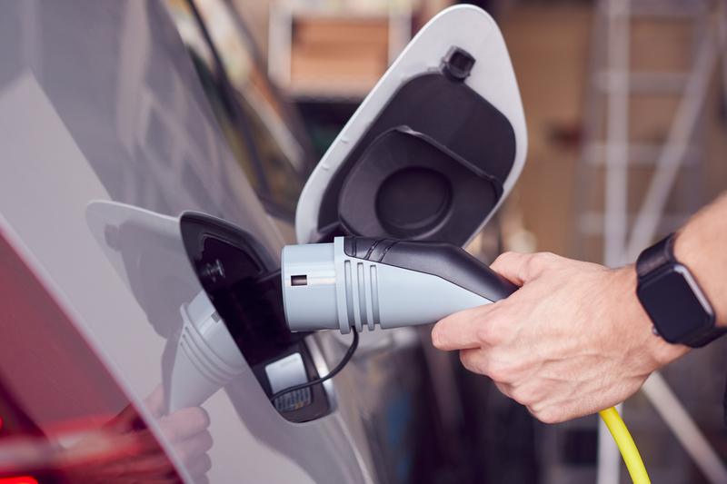 Bilde av elbillader koblet til bil.