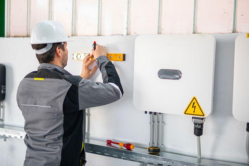 Homme qui installe une borne de recharge